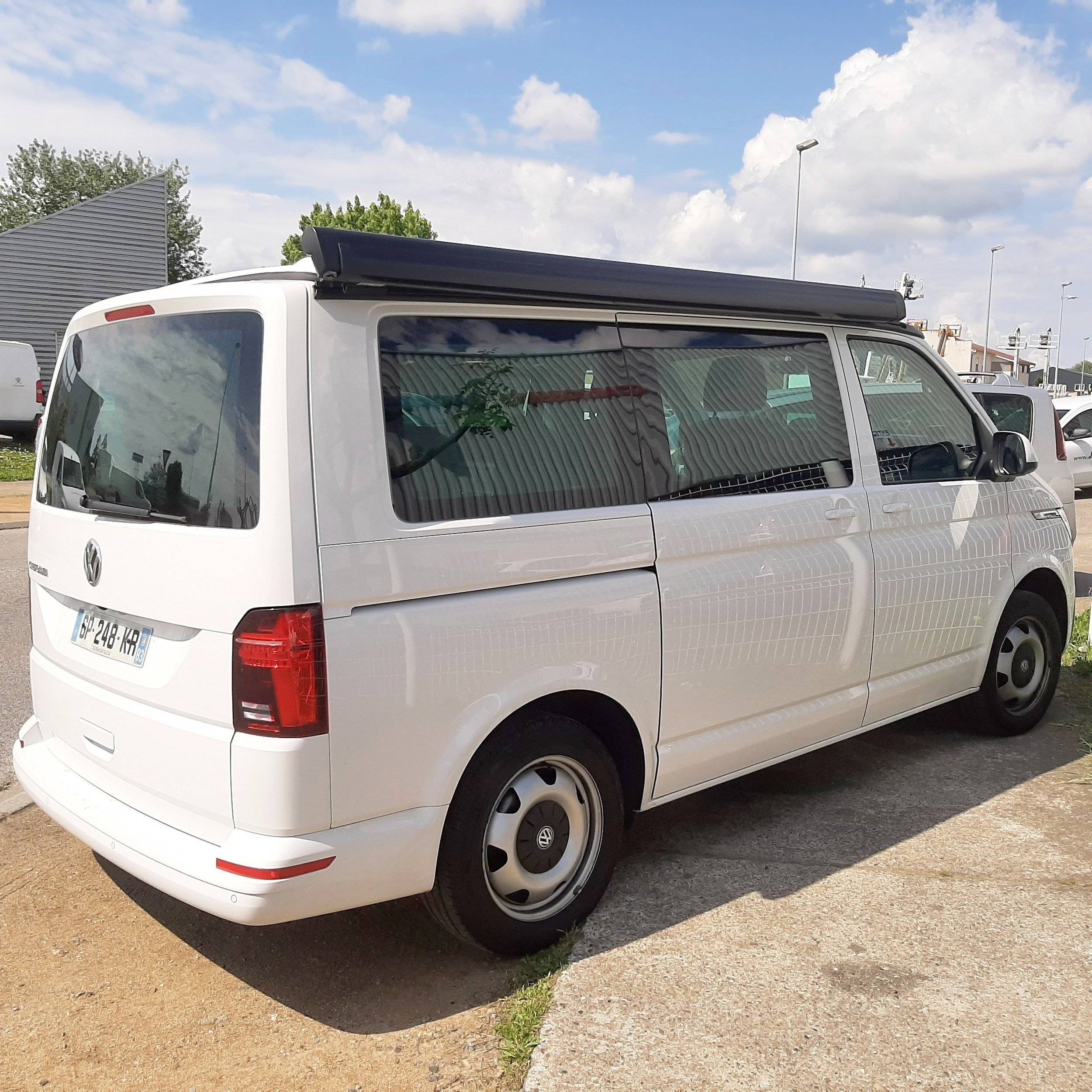 Vista del vehículo ángulo delantero Volkswagen 2,5l TDI 130 ch - Yescapa