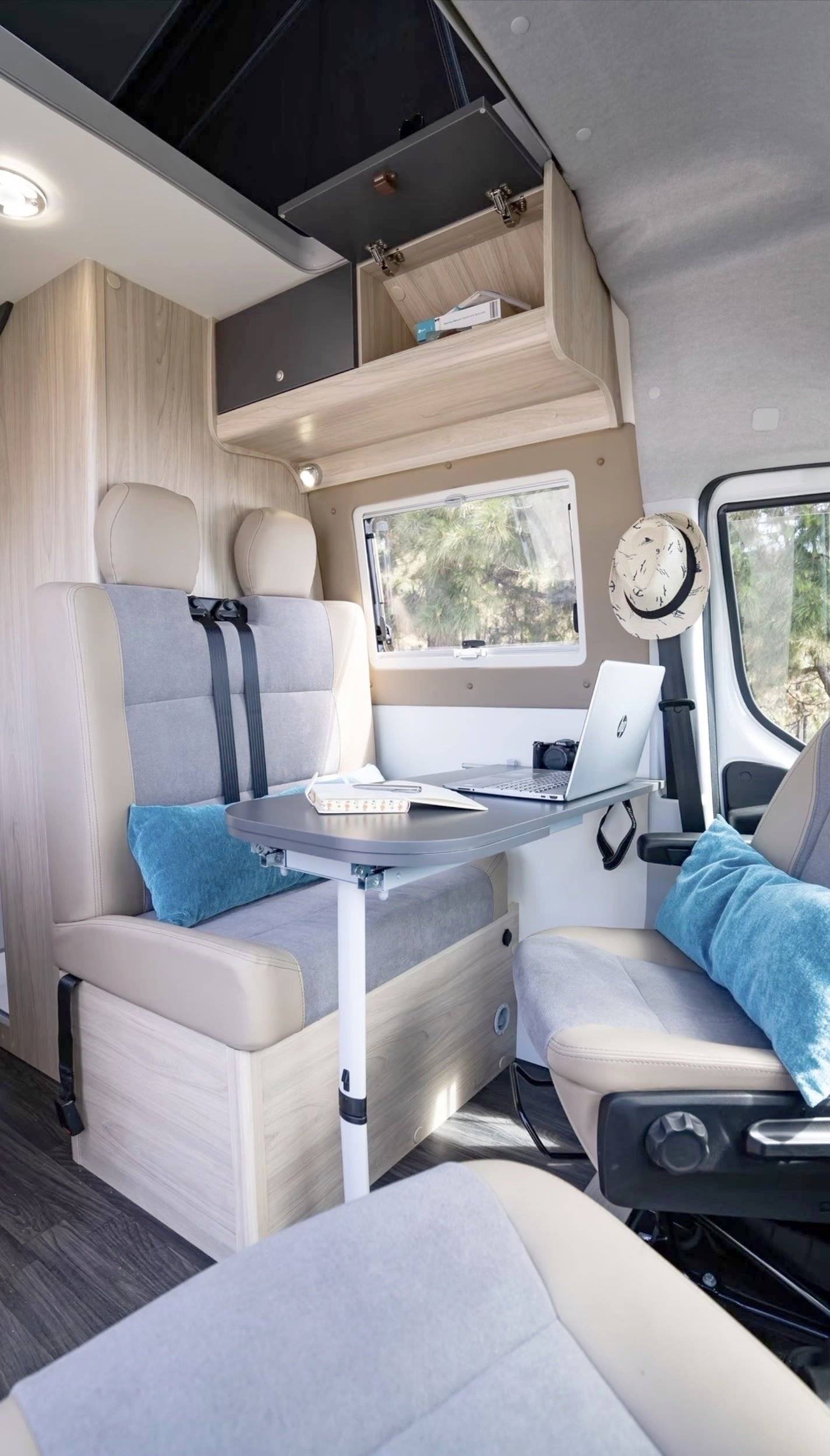 Área de jantar Iveco Daily 2,3 l 156 ch - Yescapa