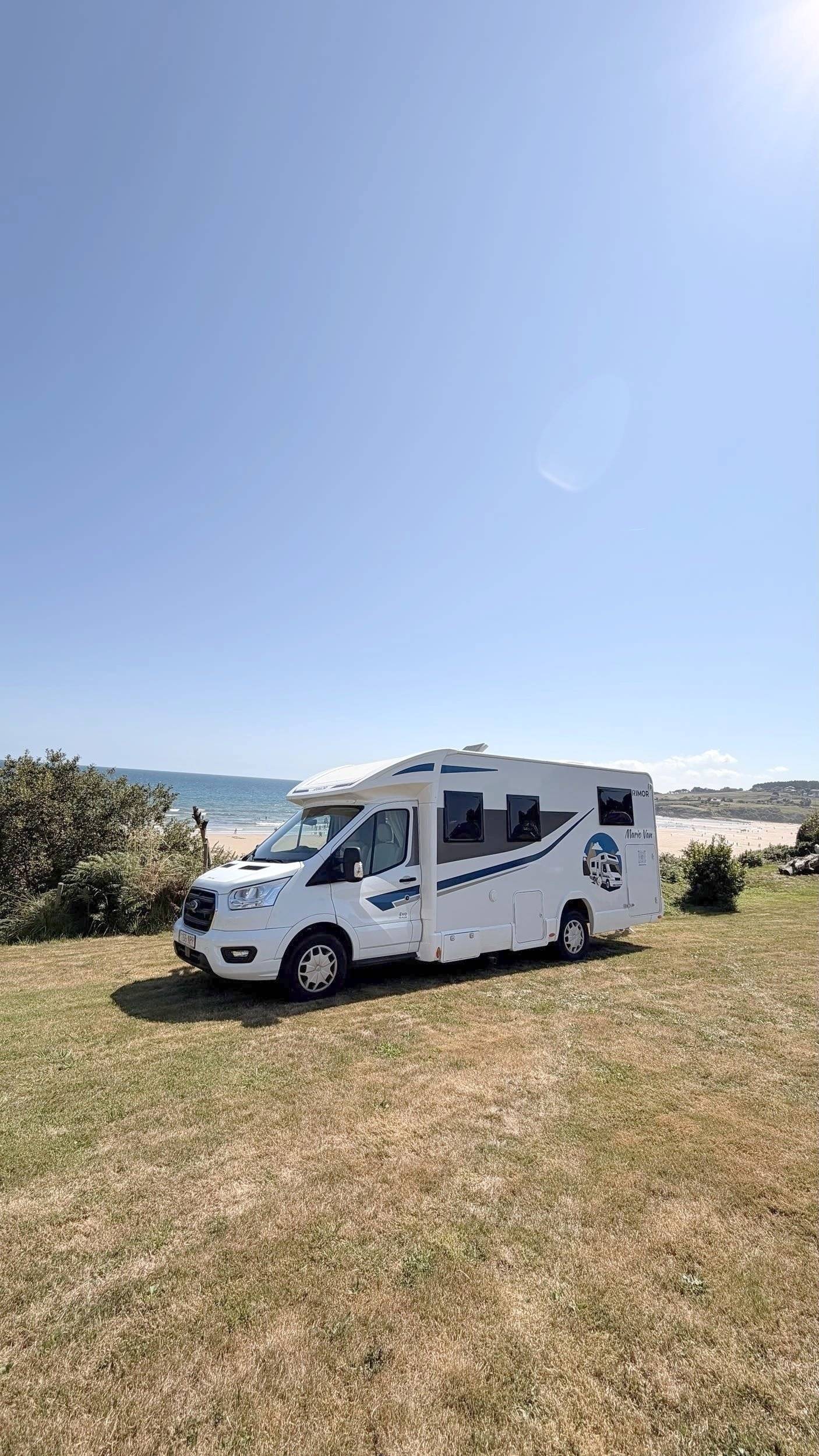 Vue avant de 3/4 Ford EVO - Yescapa