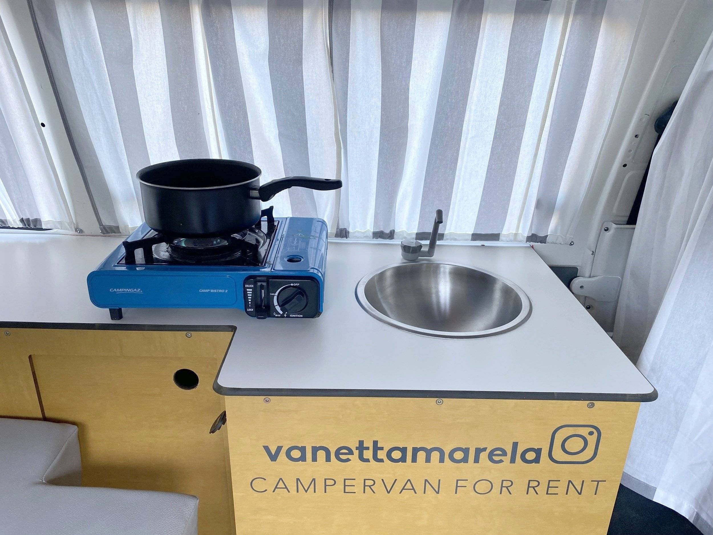 Kitchenette Nissan Vanette - Yescapa