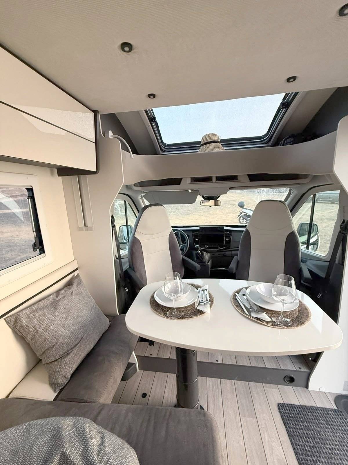 Área de jantar Ford Transit - Yescapa