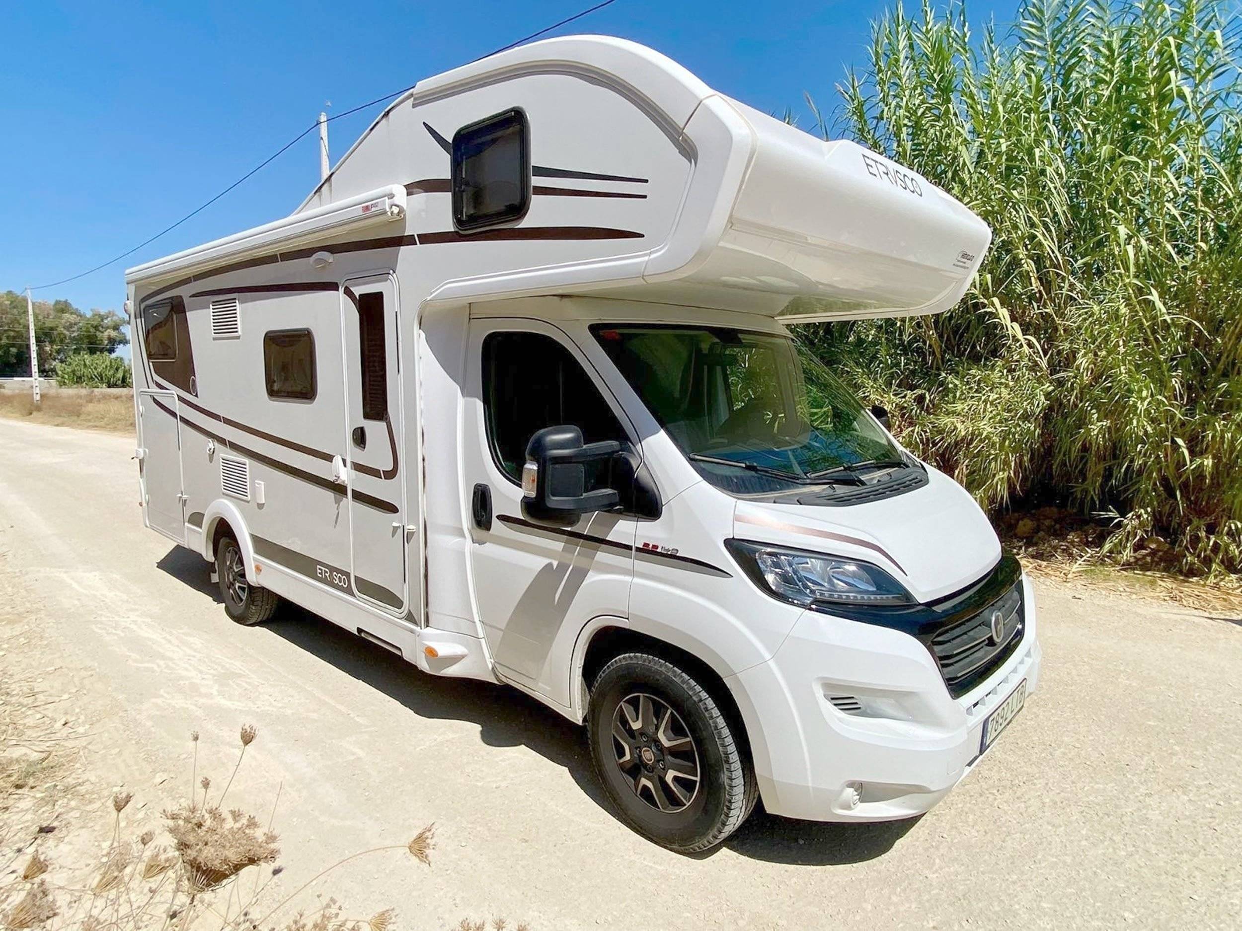 Vue avant de 3/4 Fiat Etrusco - Yescapa