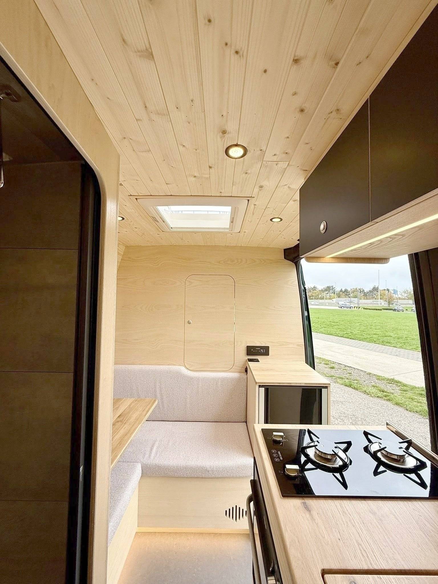 Dining Area Volkswagen Volkswagen Crafter 2.0 TDI - Yescapa