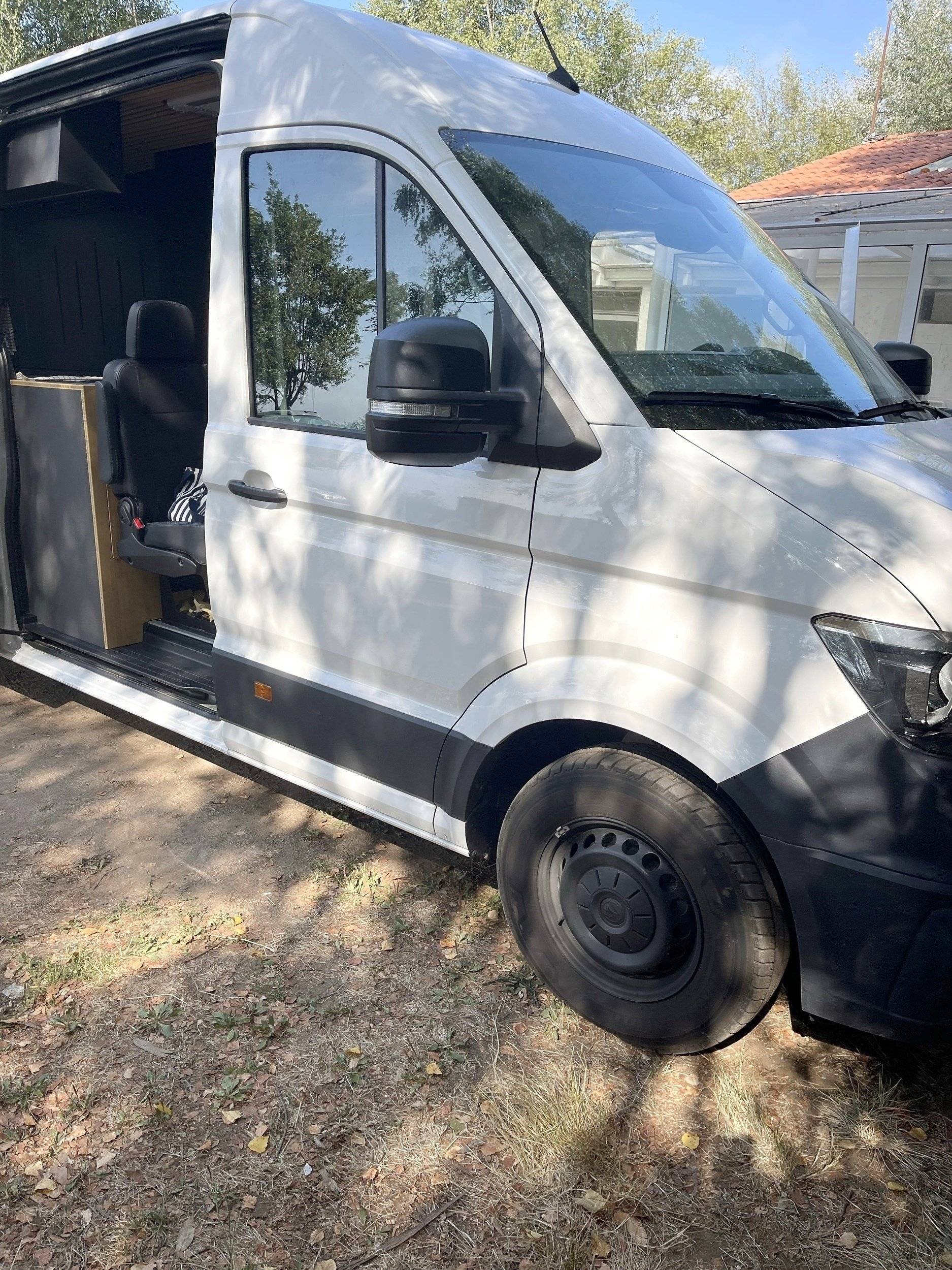 schräge Vorderansicht Volkswagen Crafter H3 L4 - Yescapa