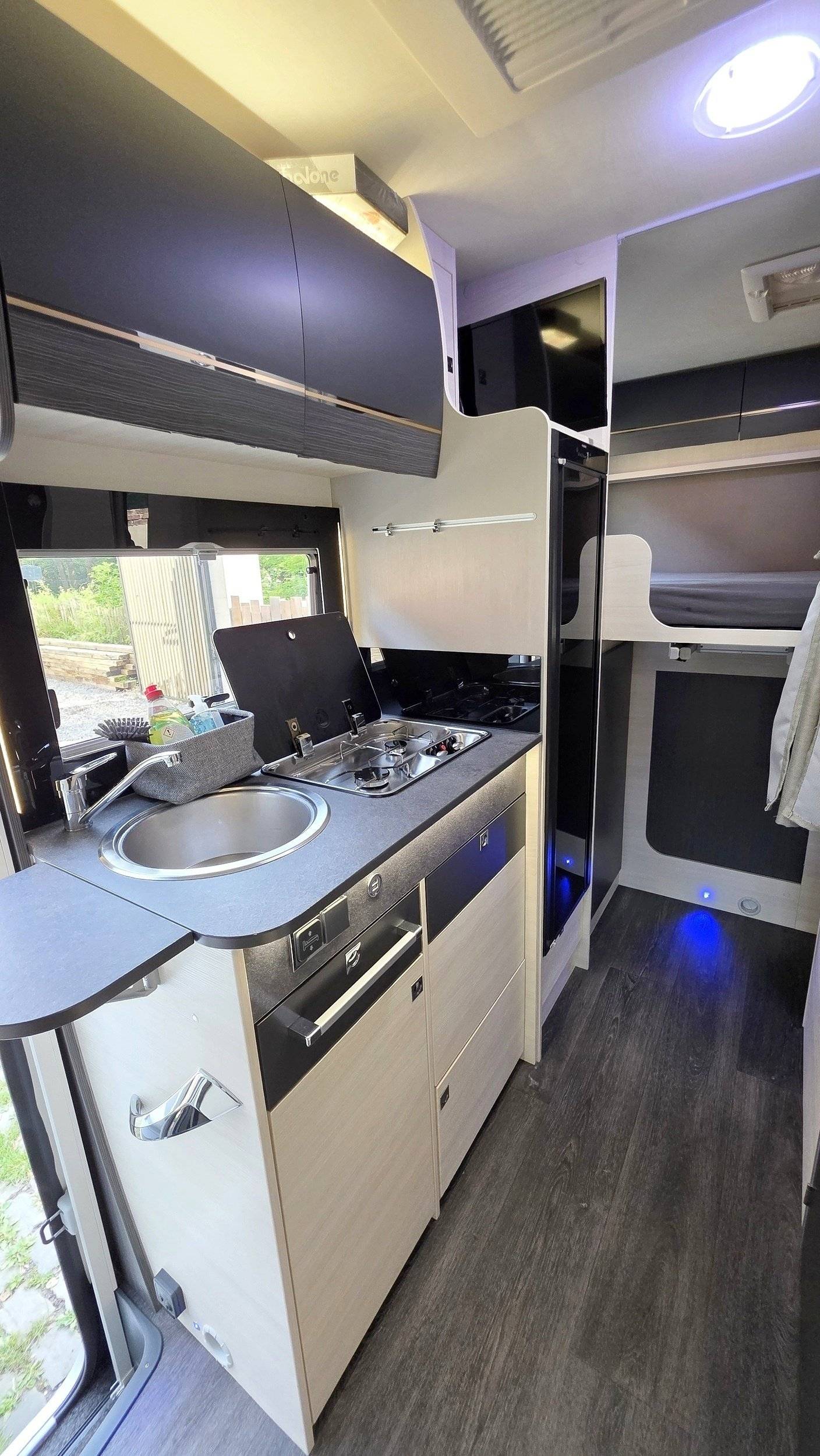Dining Area Ford Transit 2,0 l 170 ch - Yescapa