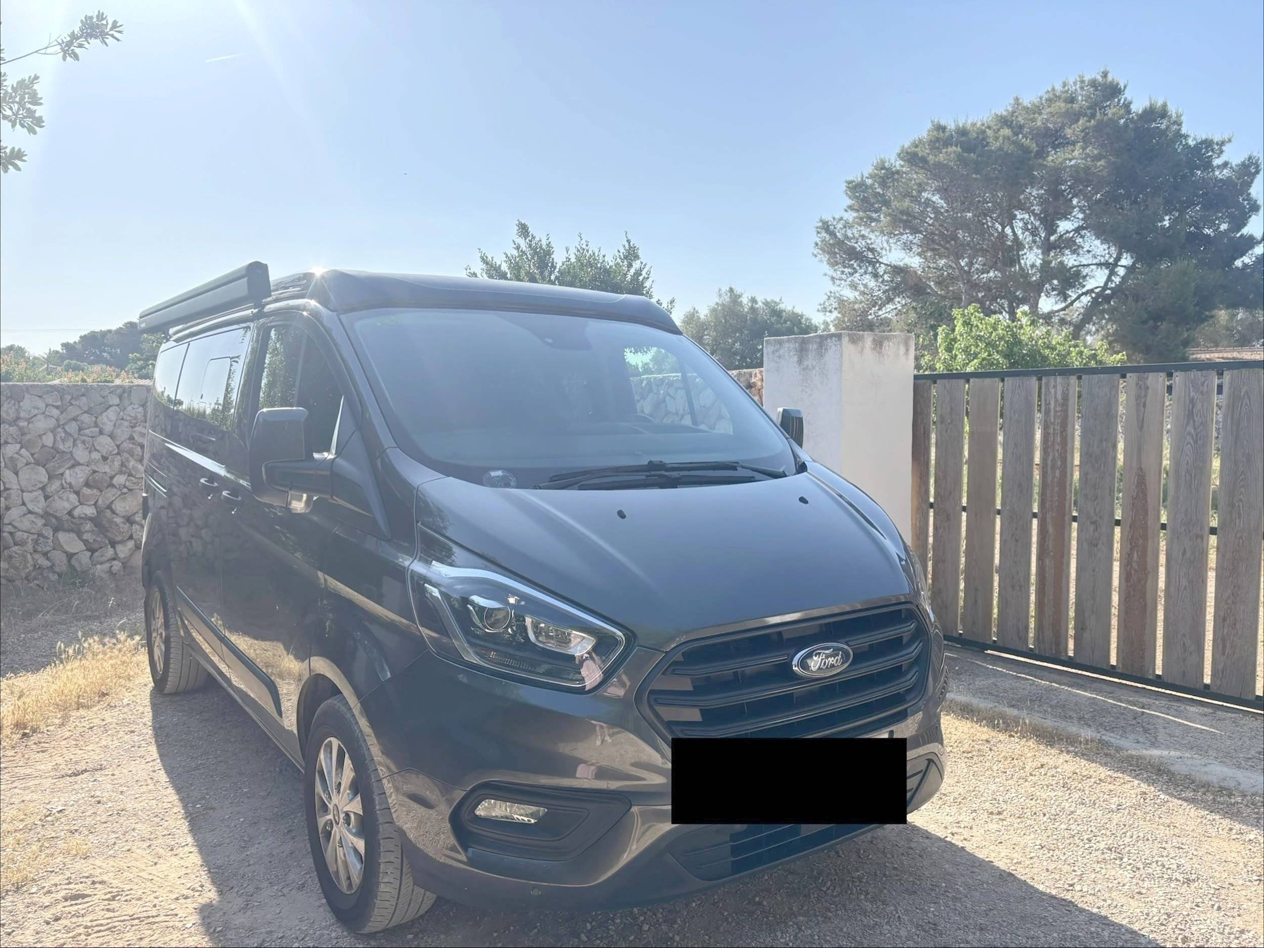 Vista del vehículo ángulo delantero Ford Transit Custom 2,0 l 130 ch - Yescapa