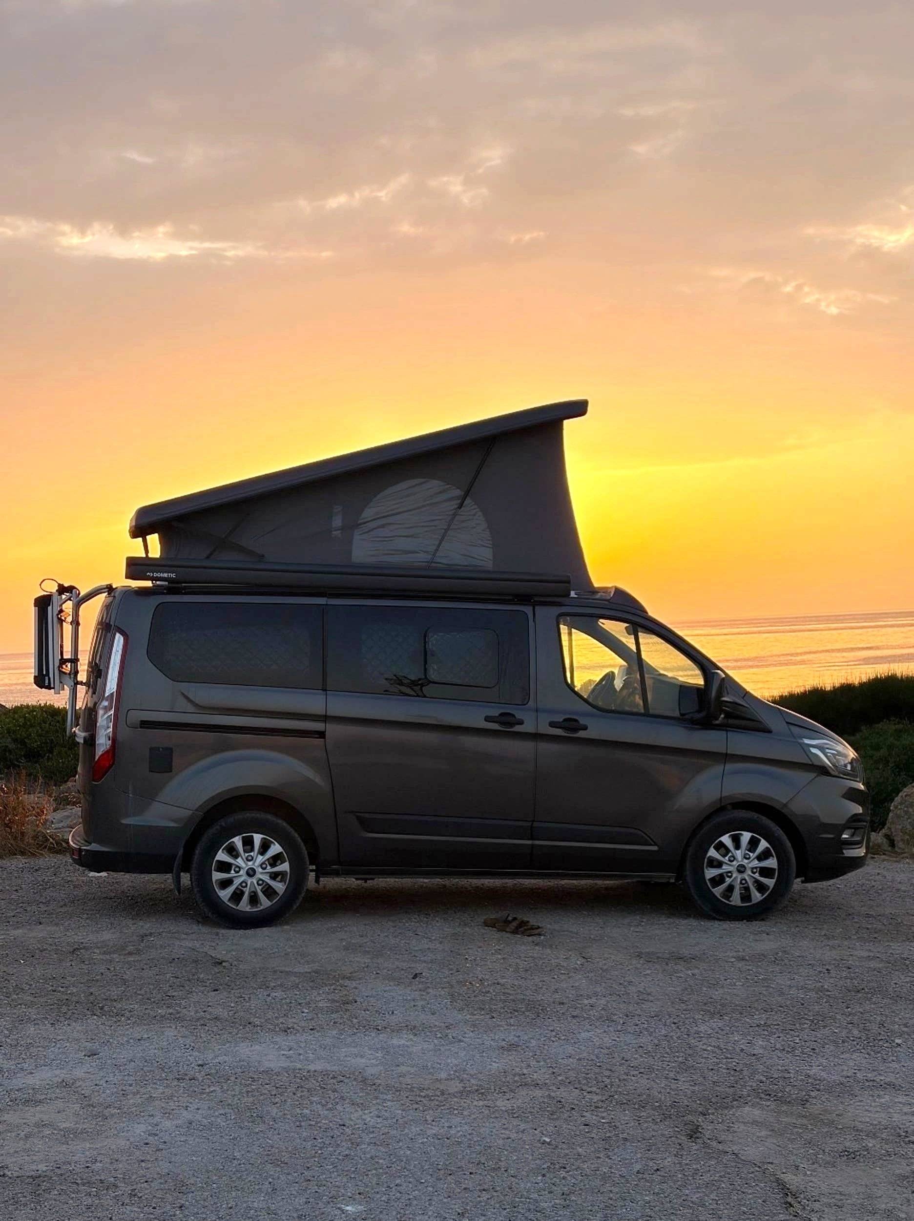 Vue avant de 3/4 Ford Transit Custom 2,0 l 130 ch - Yescapa