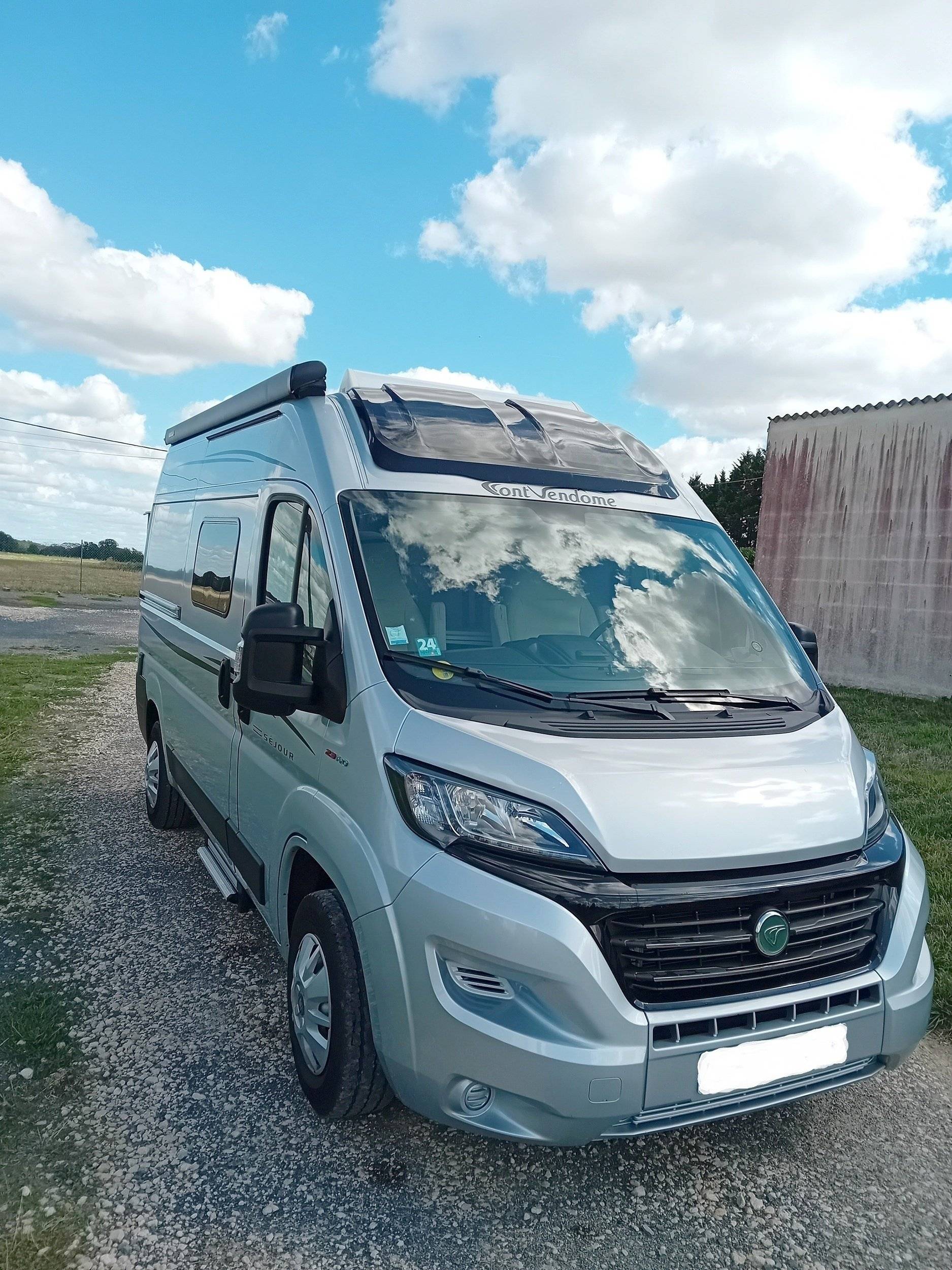 Front view from 3/4 Fiat Fiat Ducato, 2.3 l 140 Multijet, Euro 6d-Temp - Yescapa