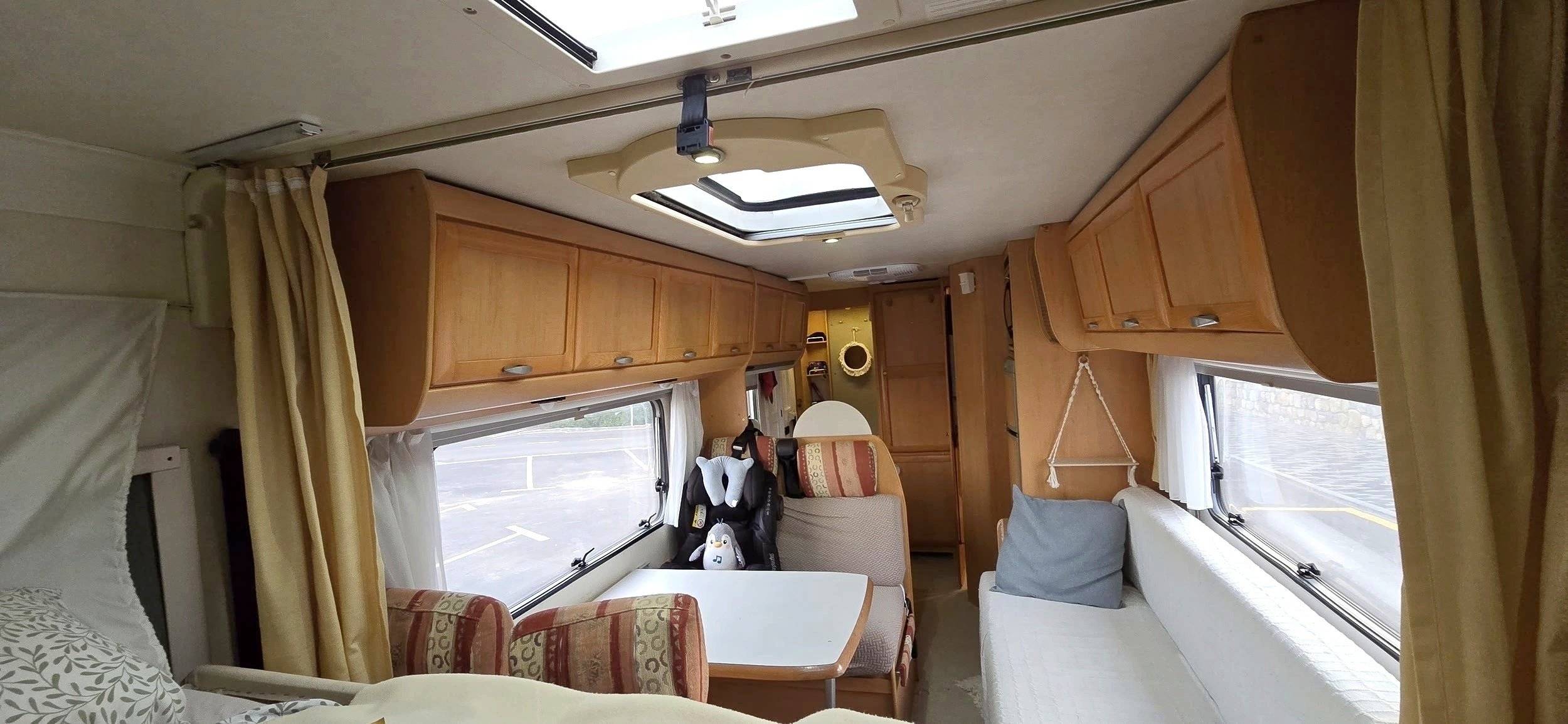 Dining Area Fiat 2,3 l 130 ch - Yescapa