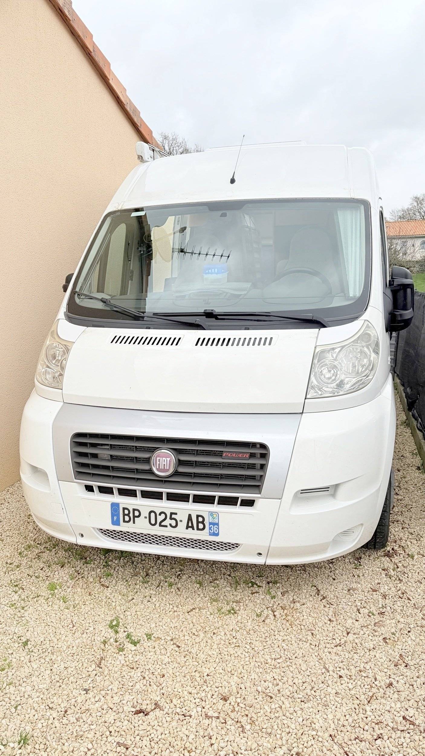 Vue avant de 3/4 Fiat Fiat ducato - Yescapa