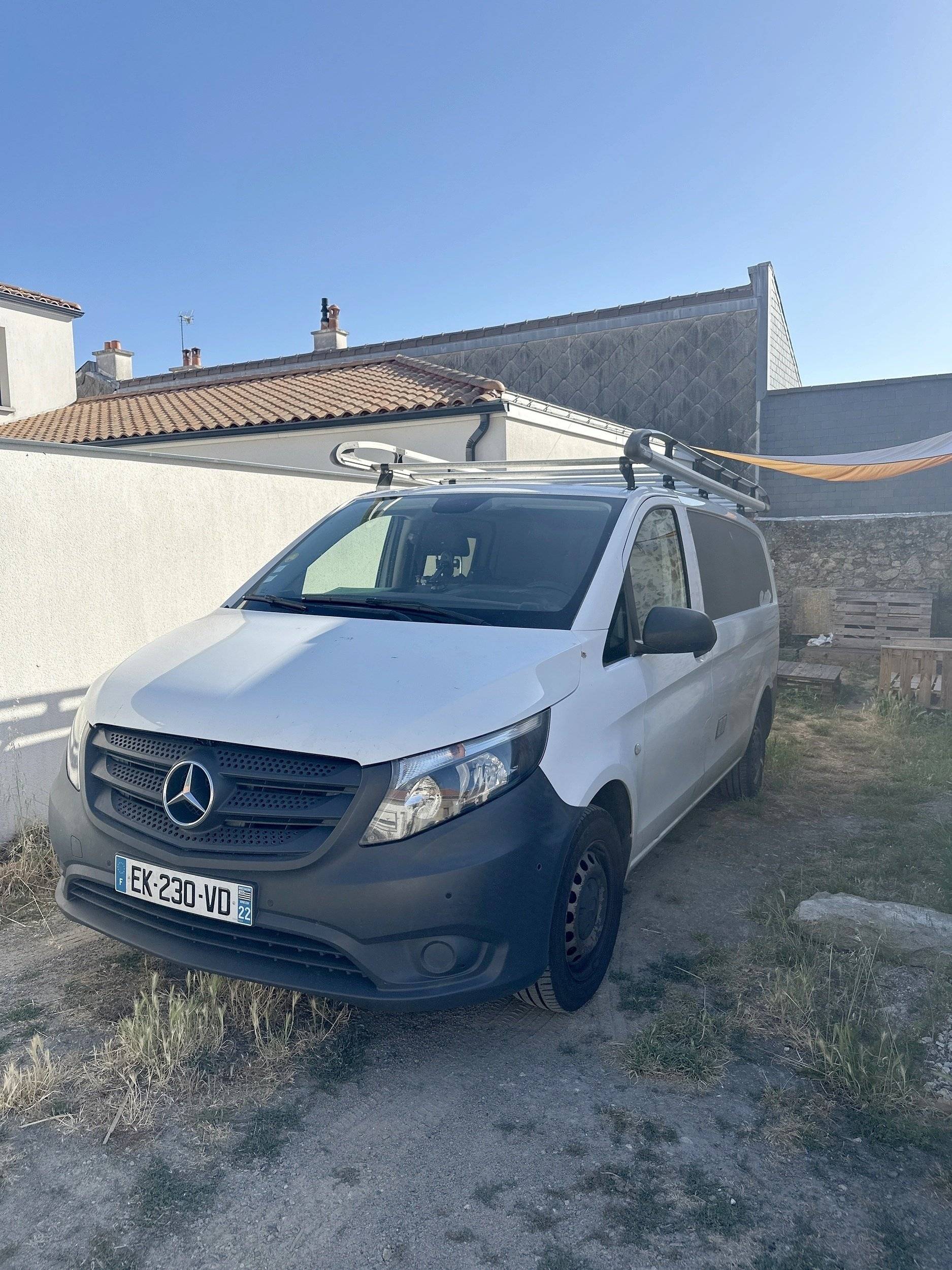 Front view from 3/4 Mercedes - Yescapa