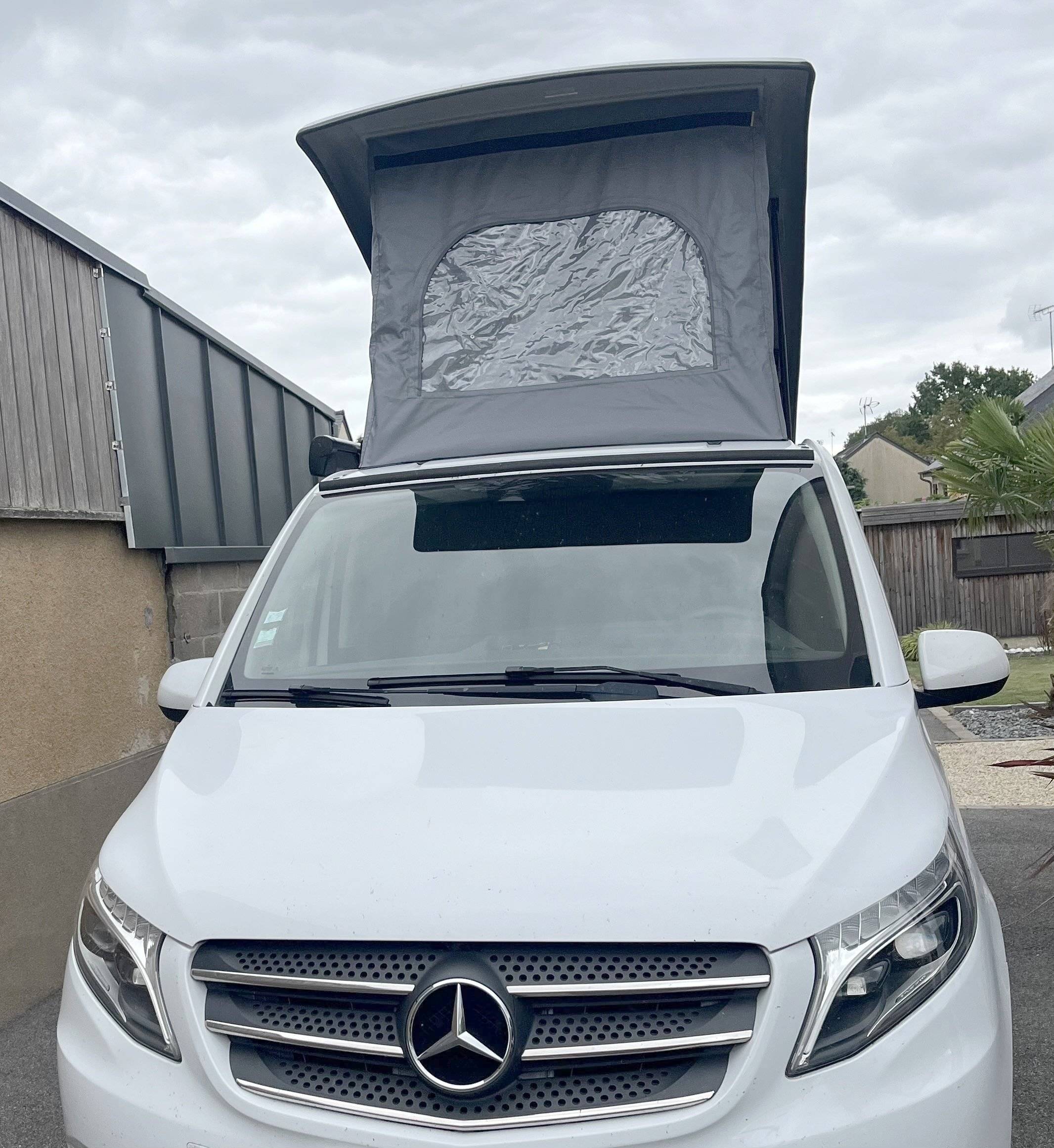 schräge Vorderansicht Mercedes Vito 2,0 l 136 ch - Yescapa
