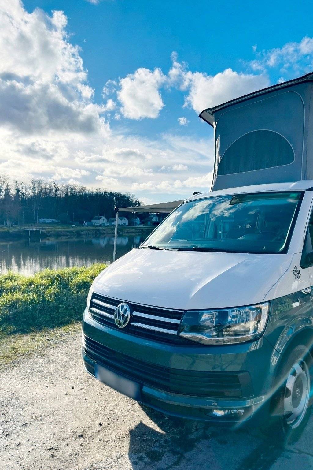 schräge Vorderansicht Volkswagen VOLKSWAGEN CALIFORNIA - Yescapa