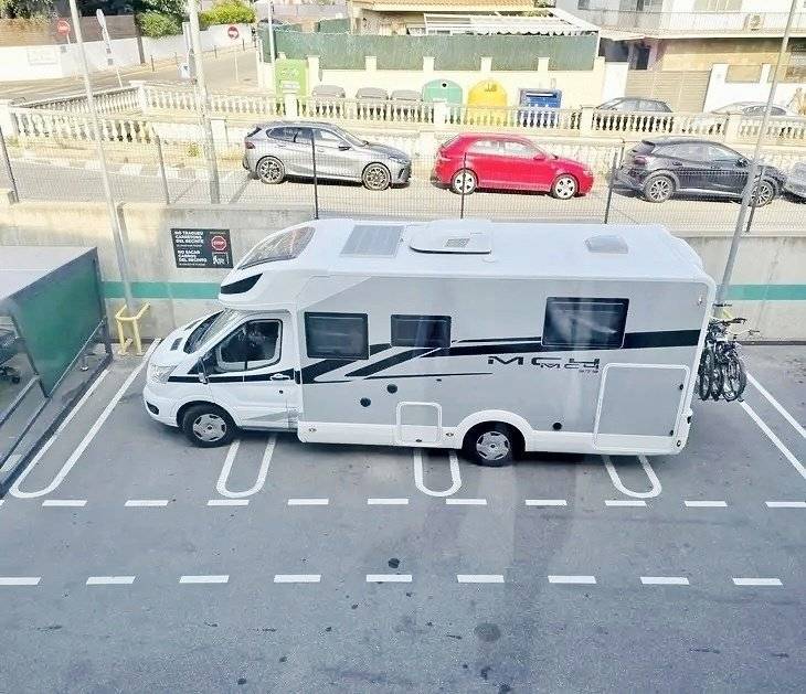 Vista del vehículo ángulo delantero Fiat 2,3 l 130 ch - Yescapa