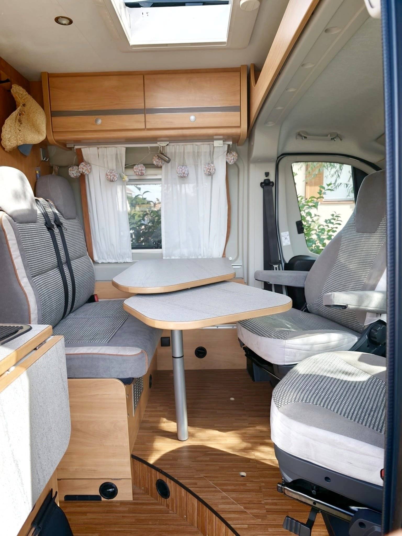 Coin repas Citroën Jumper 2,2 l 150 ch - Yescapa