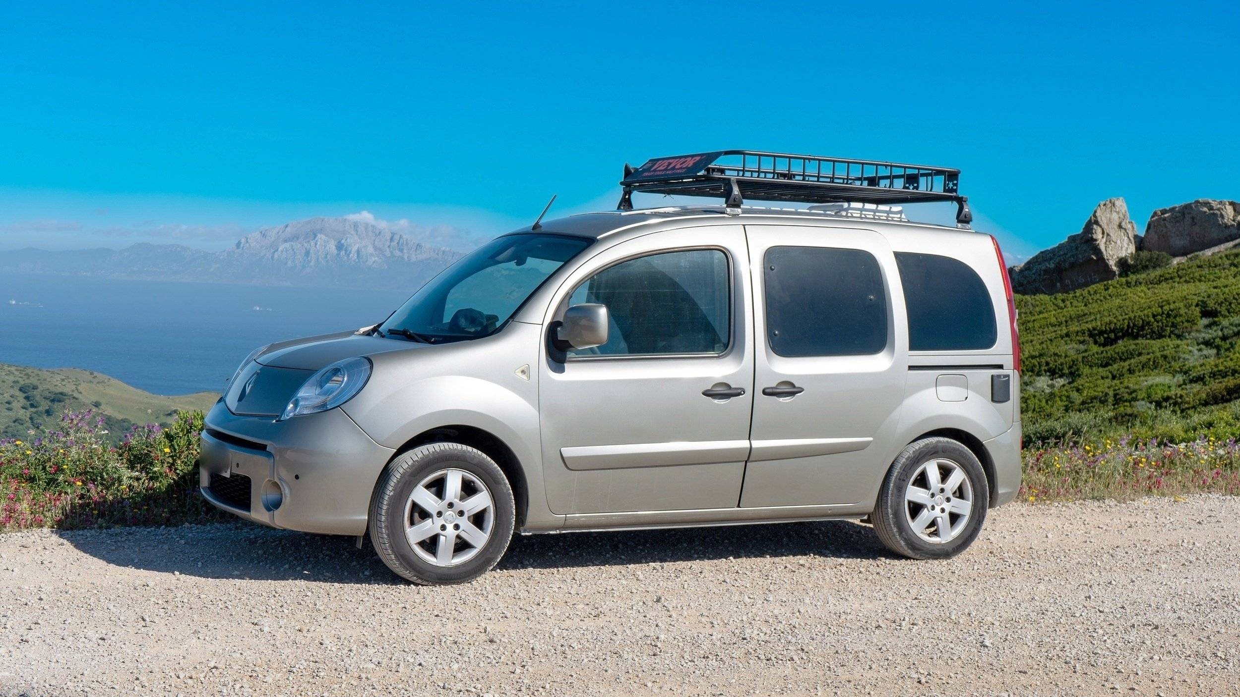 Vista del vehículo ángulo delantero Renault Kangoo 1,5 l DCI 105 ch - Yescapa