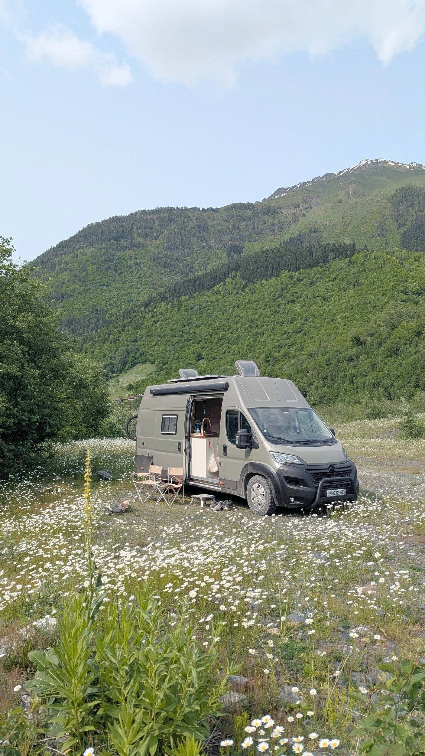 Front view from 3/4 Citroën Jumper 2,0 l 160 ch - Yescapa