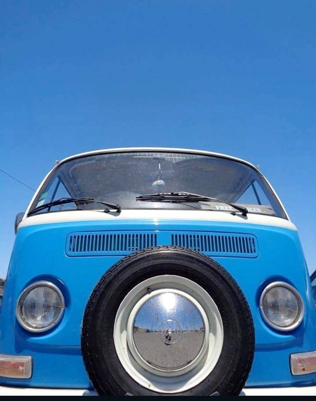 schräge Vorderansicht Volkswagen Kombi T2 - Yescapa