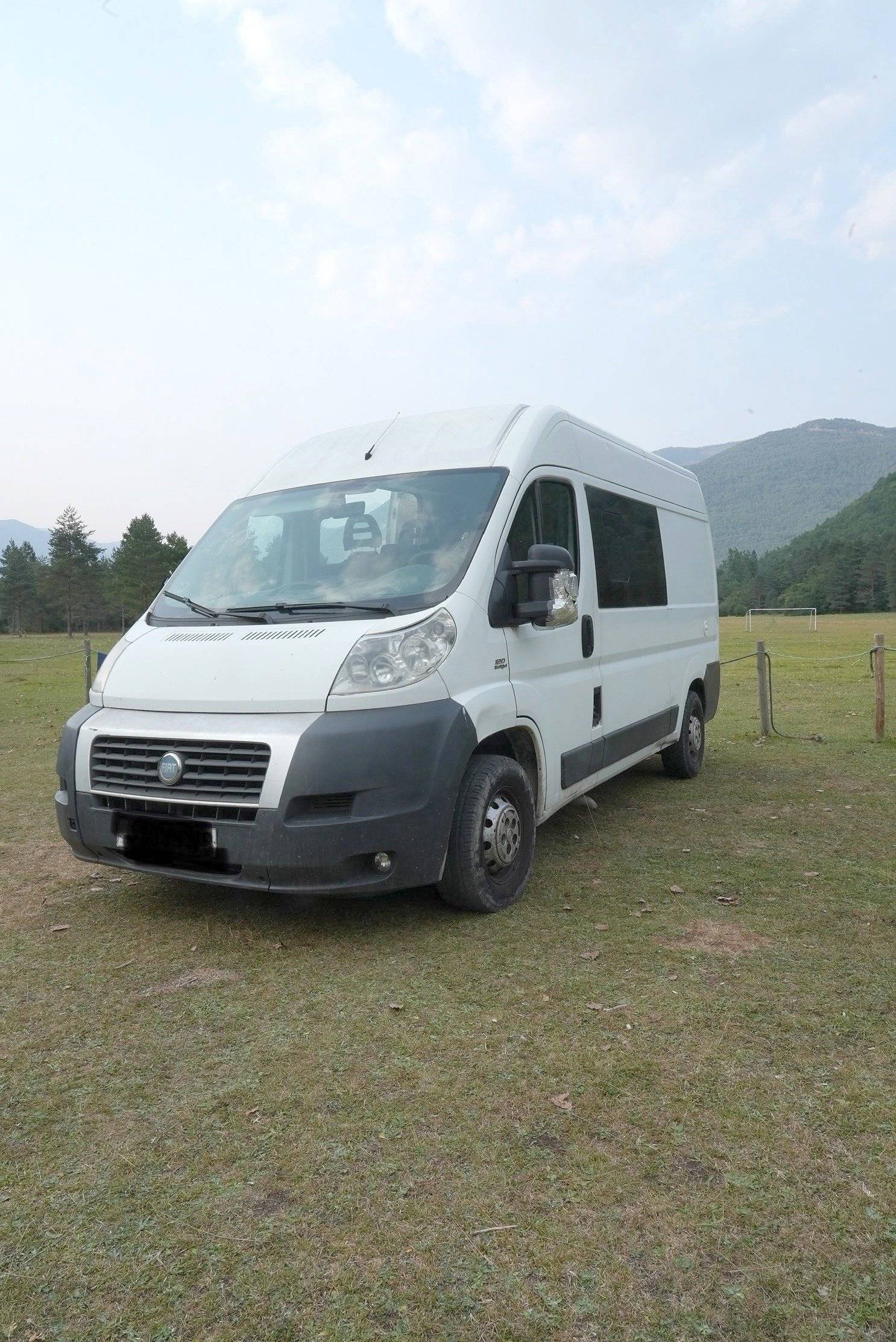 Front view from 3/4 Fiat Ducato 120 Multijet - Yescapa