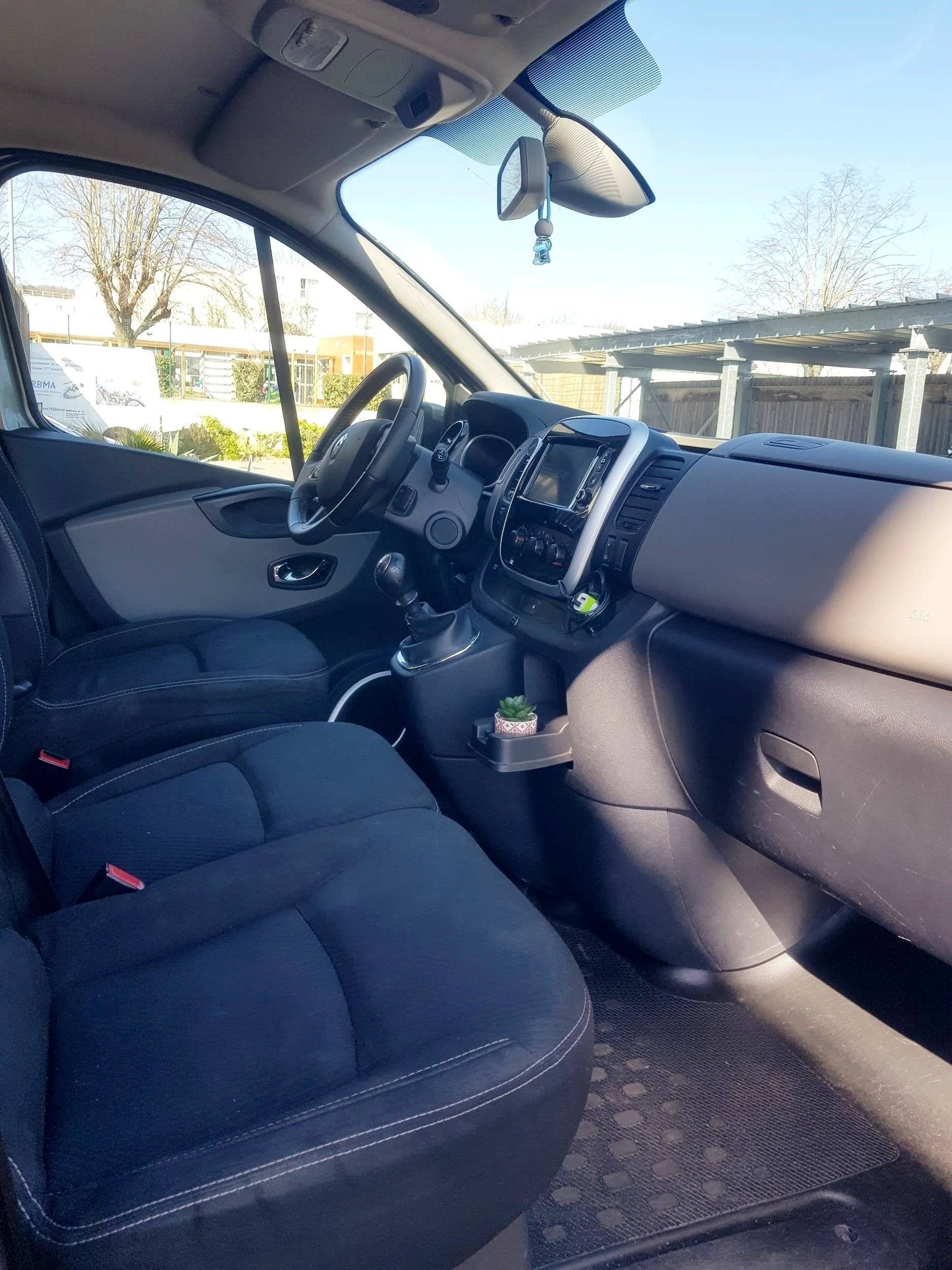 Driver's compartment Renault Trafic 3 L2H1 140 CV - Yescapa