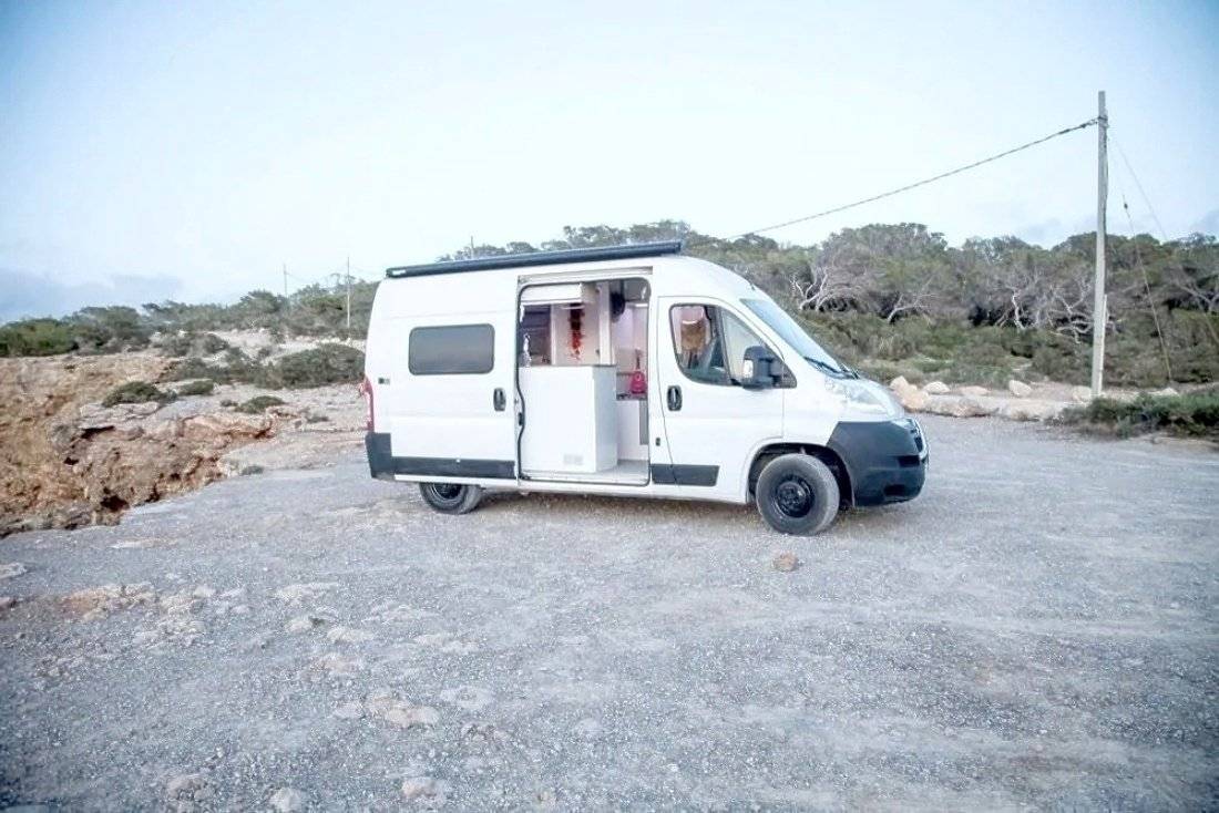 Vista de 3/4 Citroën CITROEN JUMPER 130 CV - Yescapa