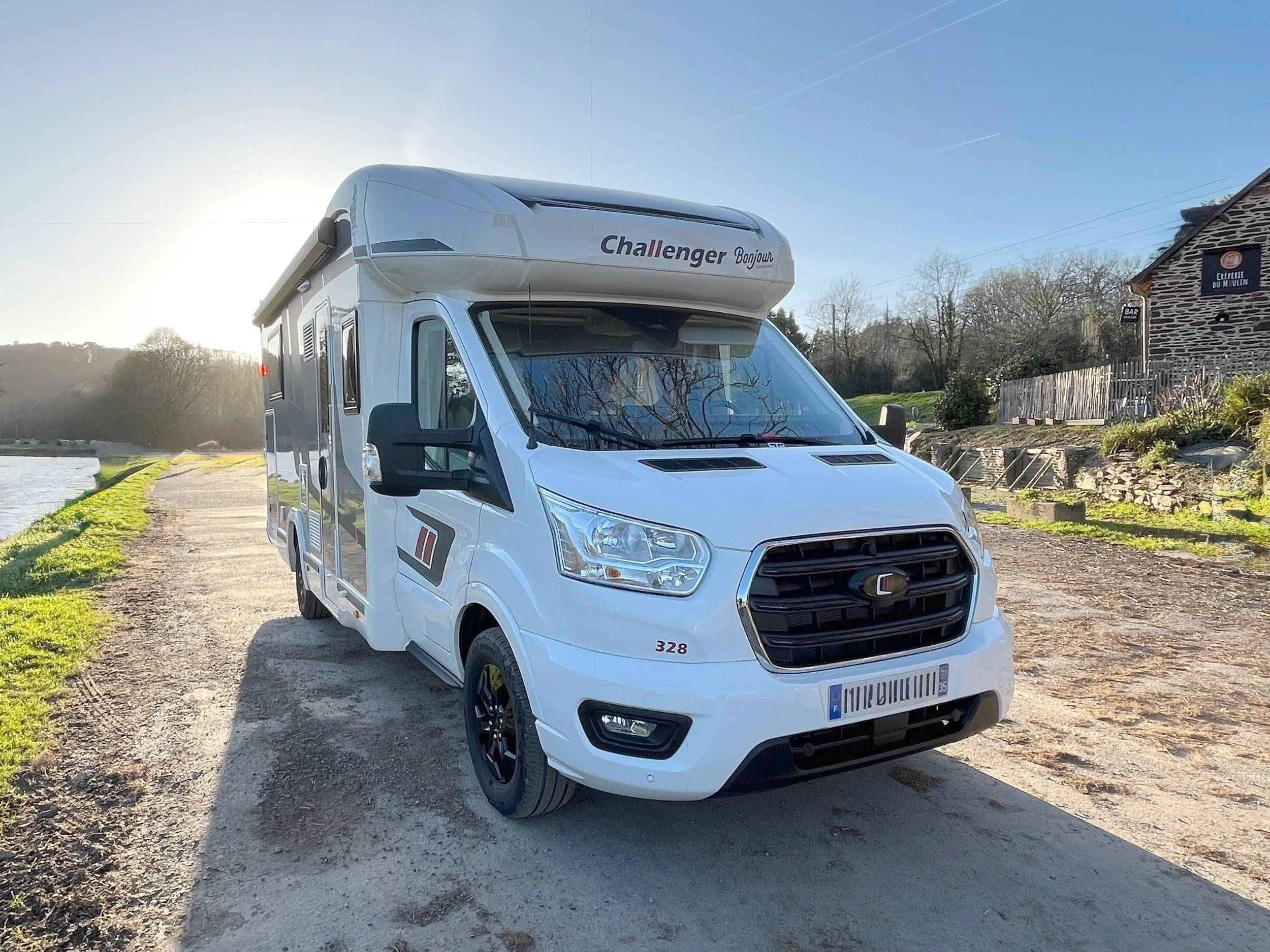 Voorkant 3/4 Ford Transit 165 cv BVA - Yescapa