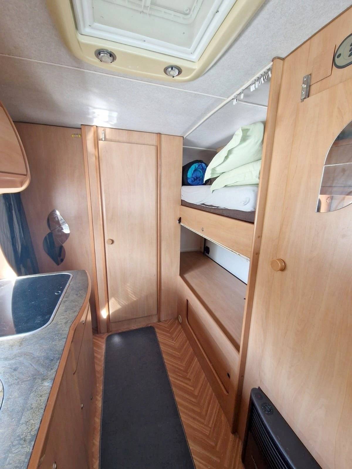 Berth Fiat FIAT Ducato 2,8 JTD 18 Q Maxi - Yescapa