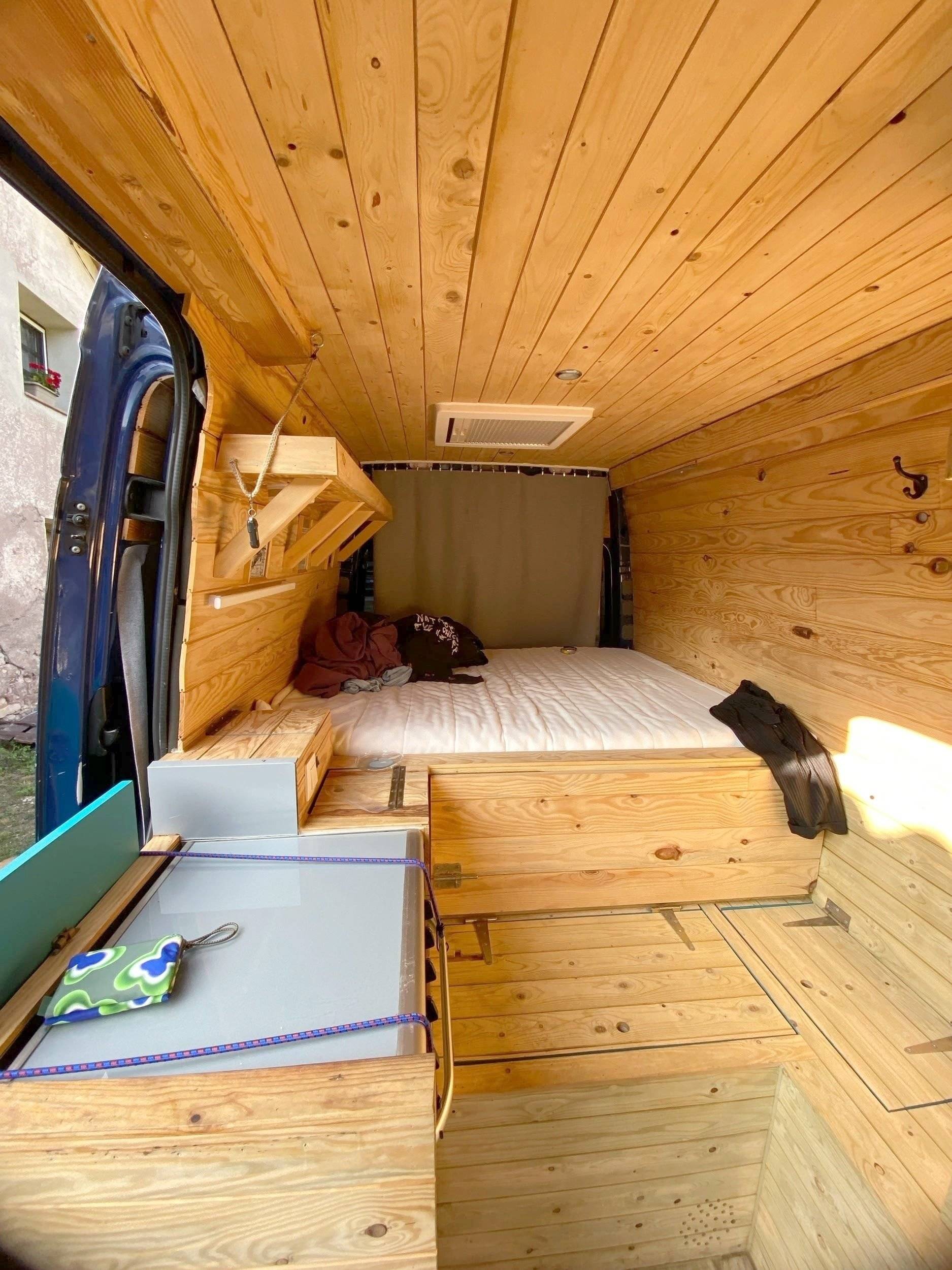 Dining Area Volkswagen Crafter 35 2 l 163 ch - Yescapa