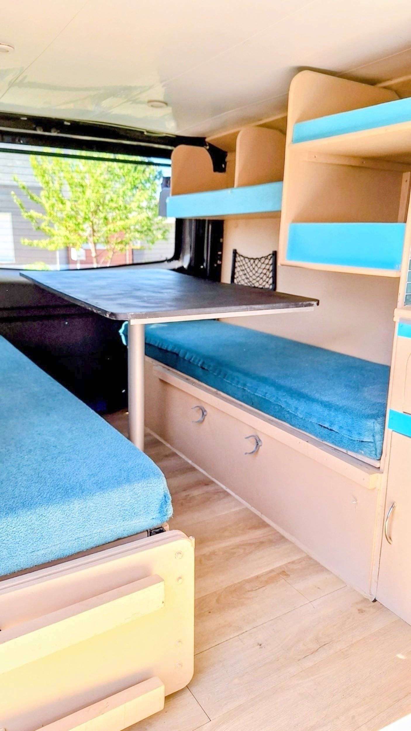 Dining area Opel Vivaro 1,6 l 120 ch - Yescapa