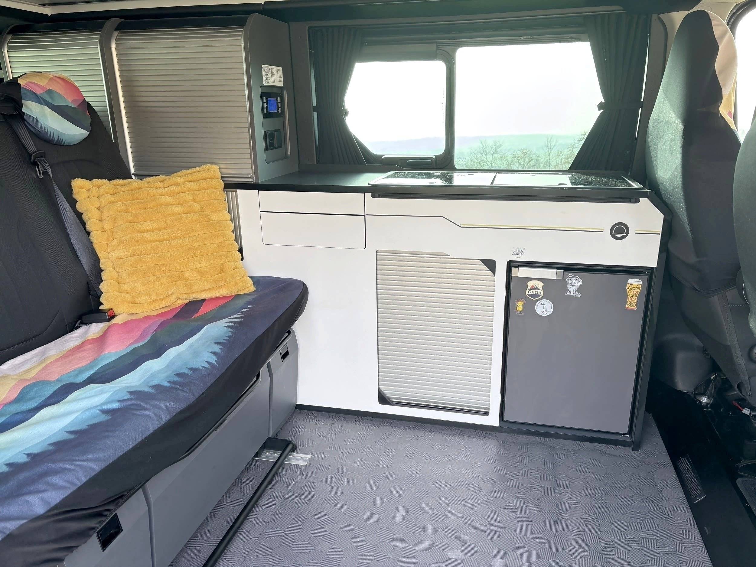 Dining Area Renault TRAFIC - Yescapa