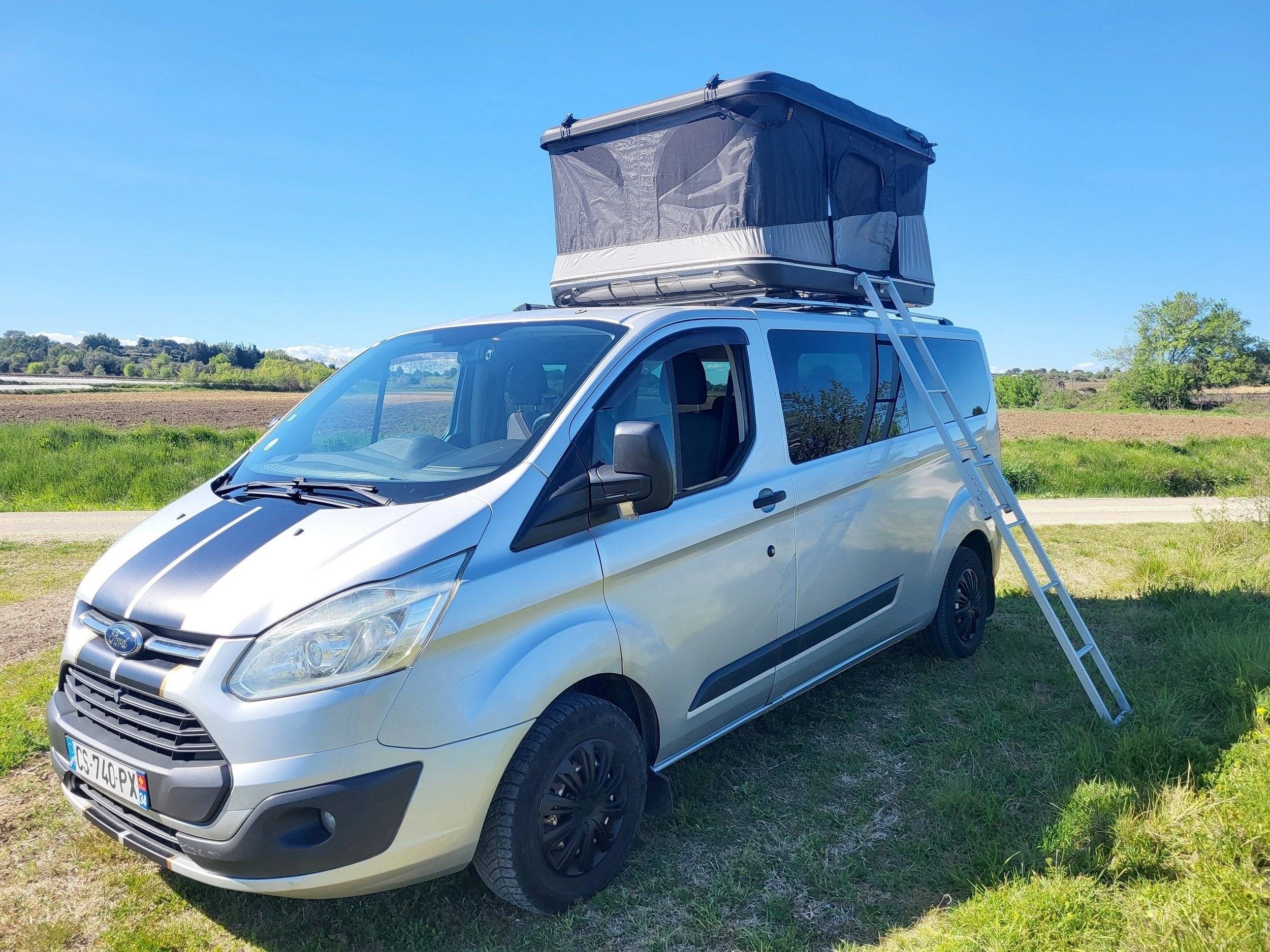 Vista de 3/4 Ford Custom 2,2 l 125 ch - Yescapa