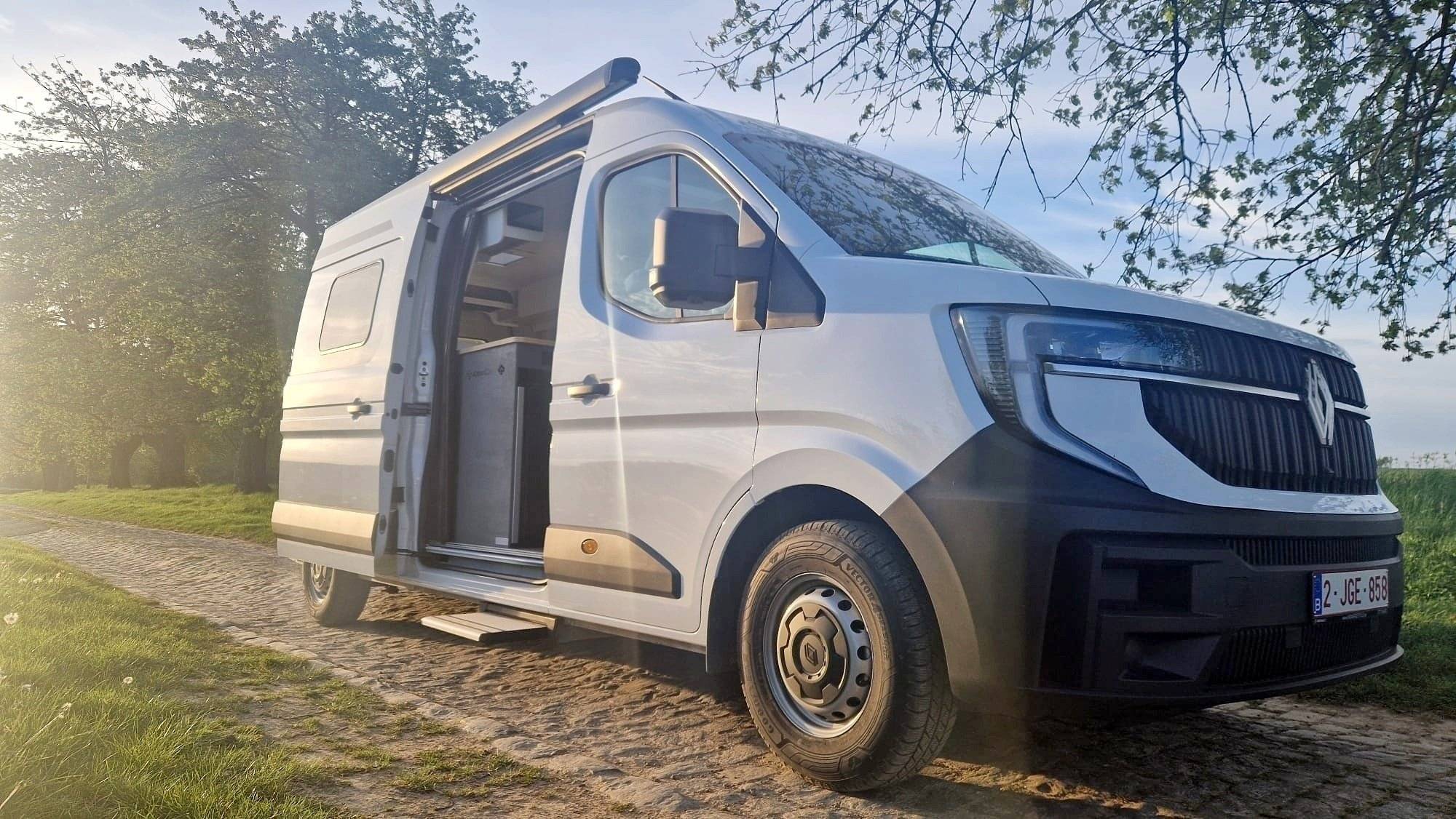 Front view from 3/4 Renault Master 3 - Yescapa