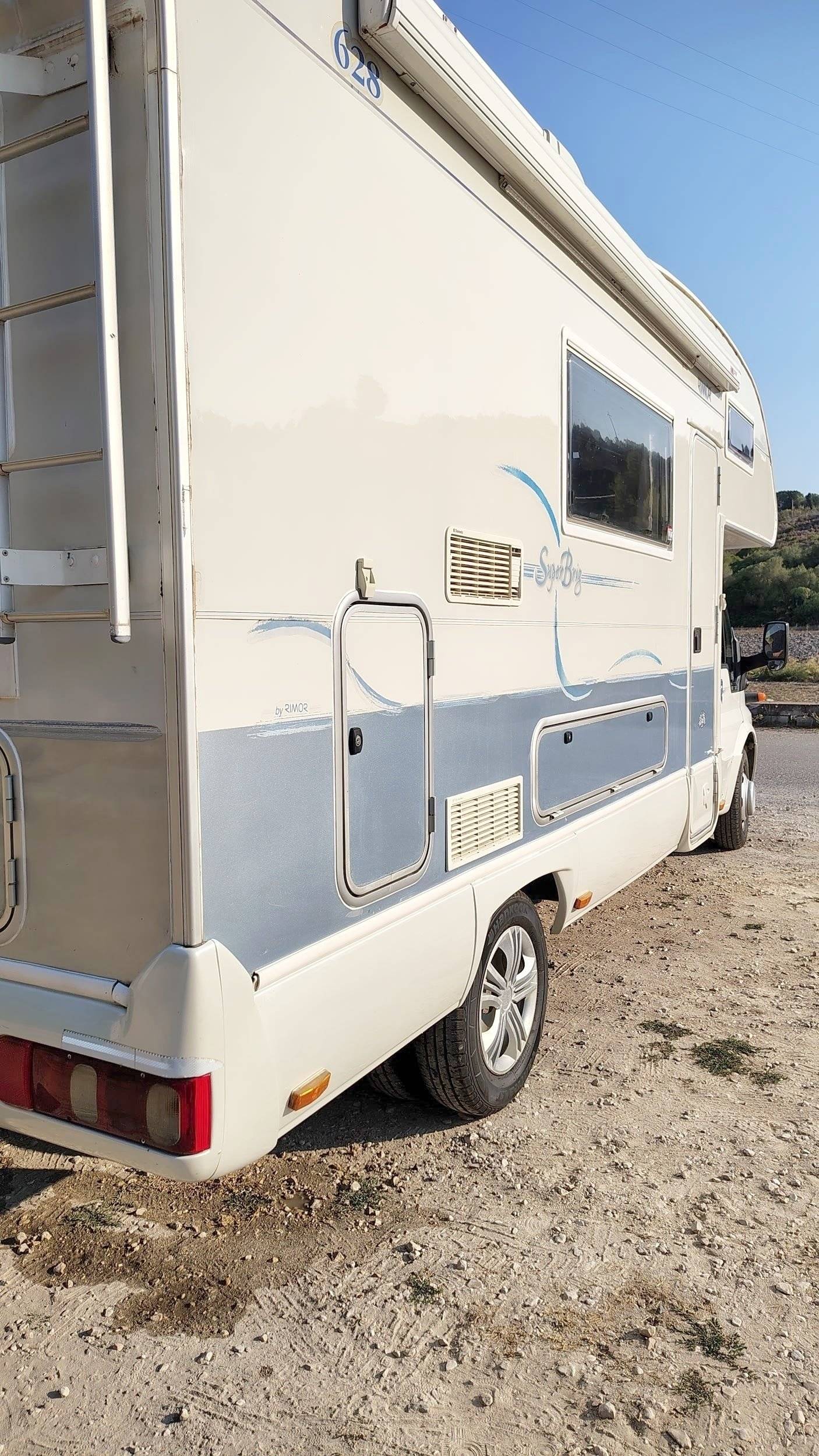 Vista del vehículo ángulo delantero Ford Transit 2,5 td - Yescapa
