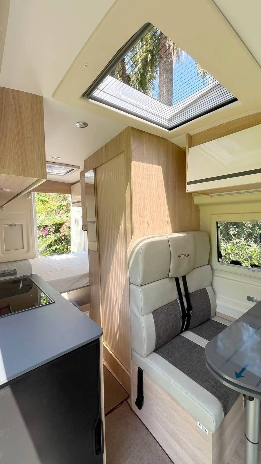 Coin repas Ford Transit 155 ch - Yescapa
