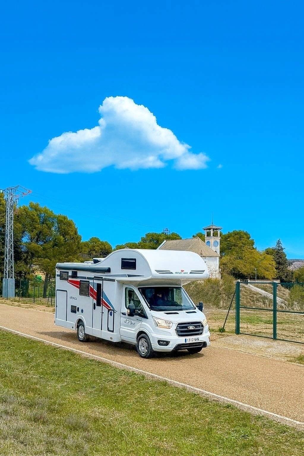 Front view from 3/4 Ford Ford - Yescapa