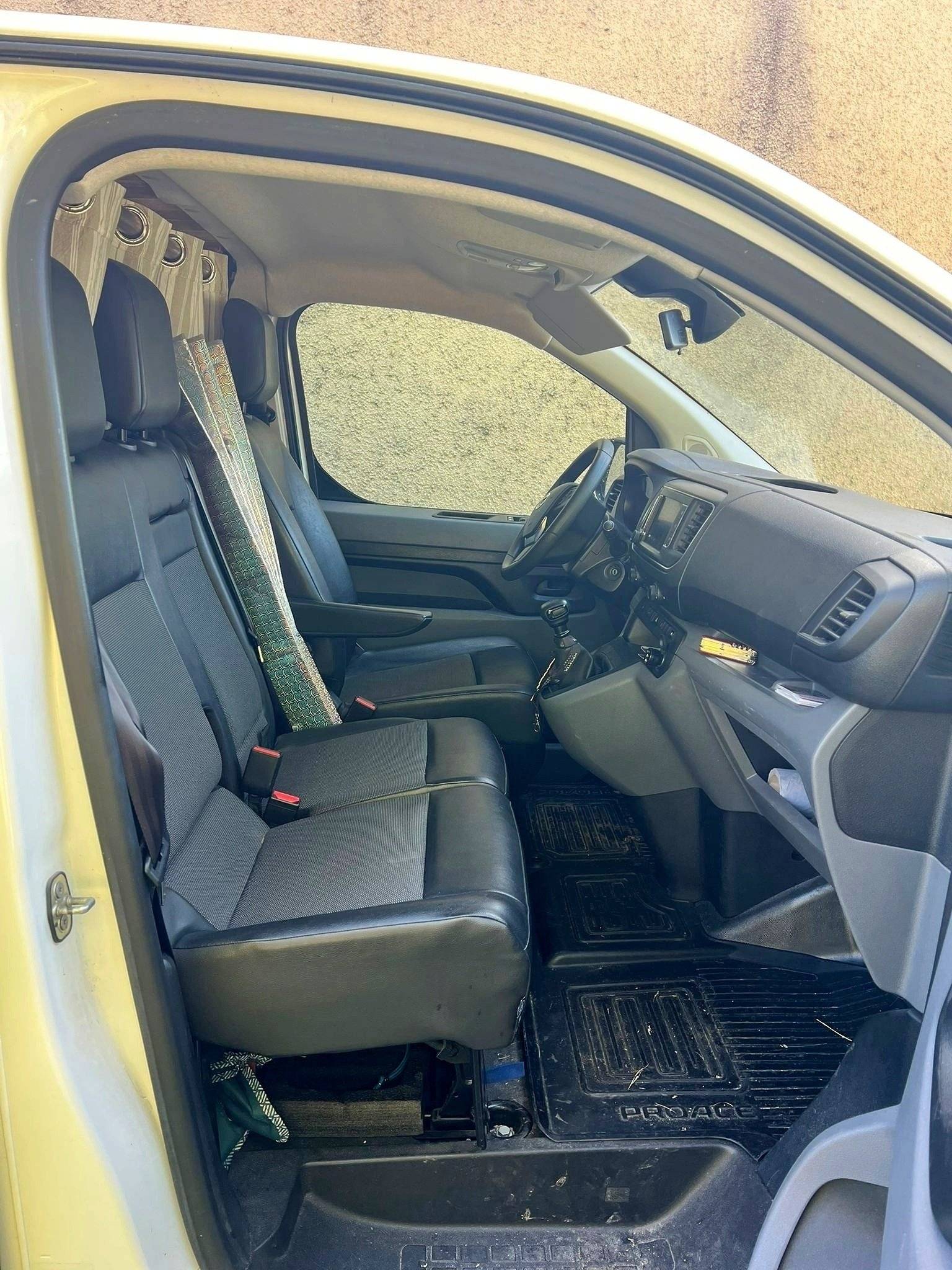 Cabina di guida Toyota - Yescapa