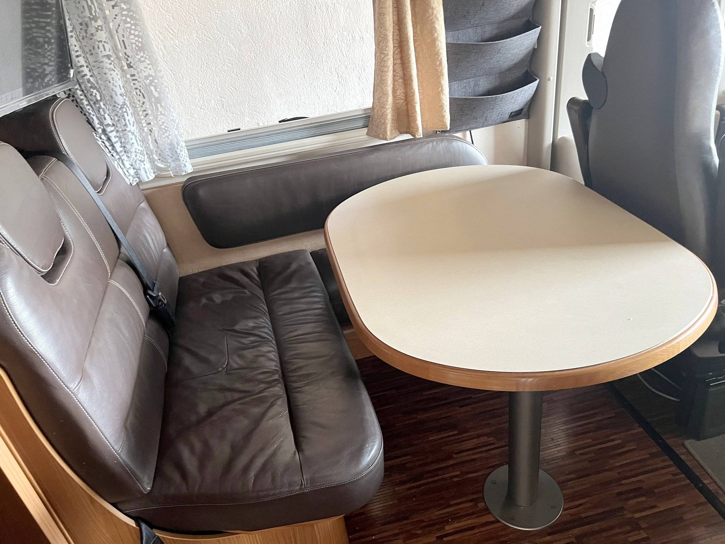 Dining Area Fiat Ducato 3,0 l 177 ch/Al-Ko - Yescapa