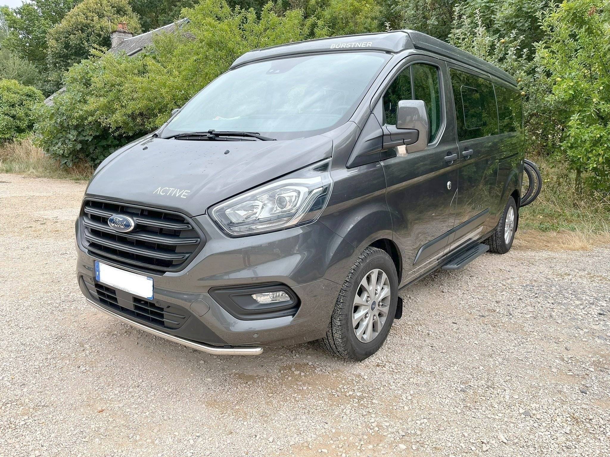 Vue avant de 3/4 Ford Ford Transit Custom - Yescapa
