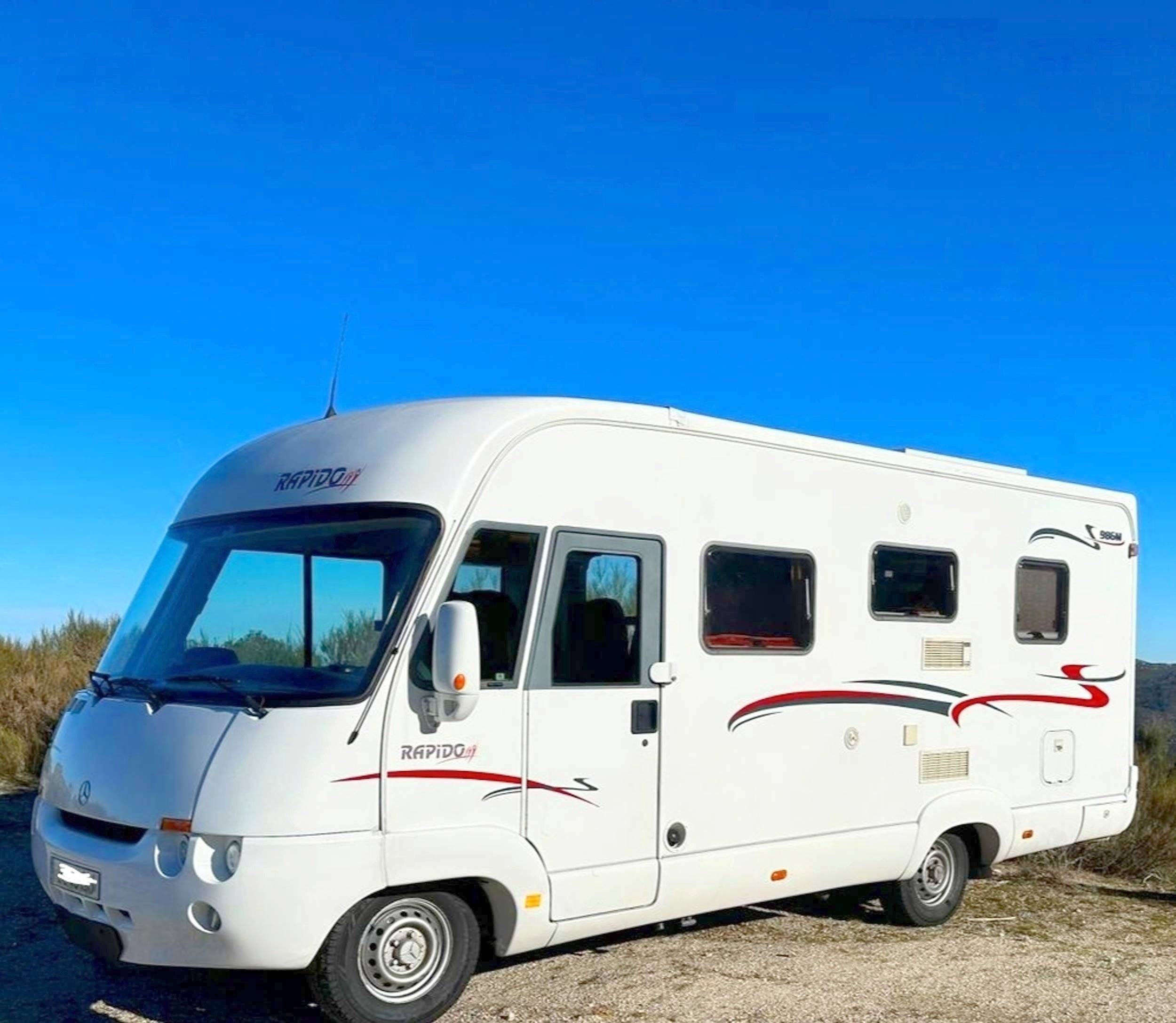 Vista frontale a ¾ Mercedes sprinter 2.7l 156ch 316 cdi - Yescapa