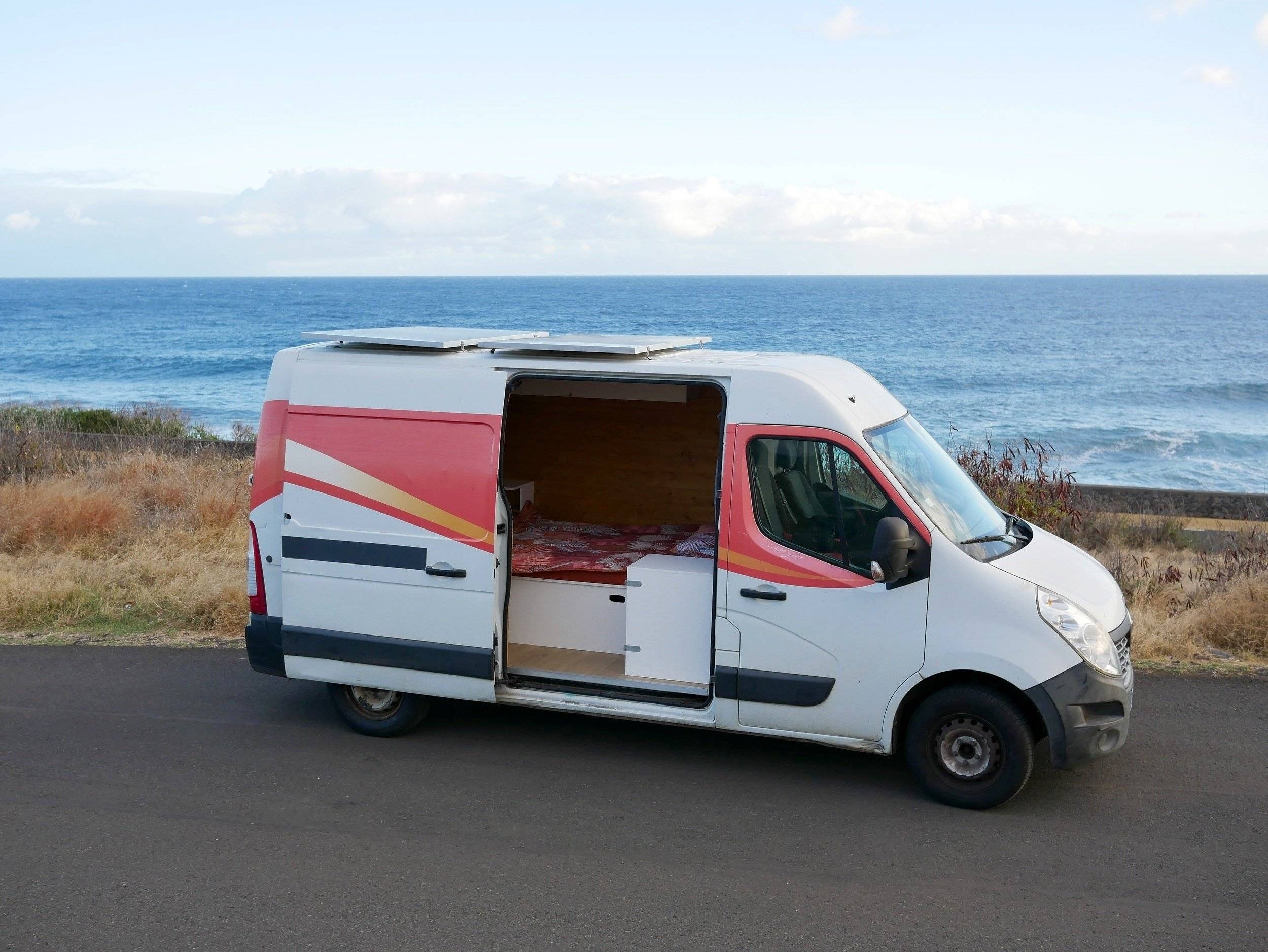 Front view from 3/4 Renault Master 3 - Yescapa