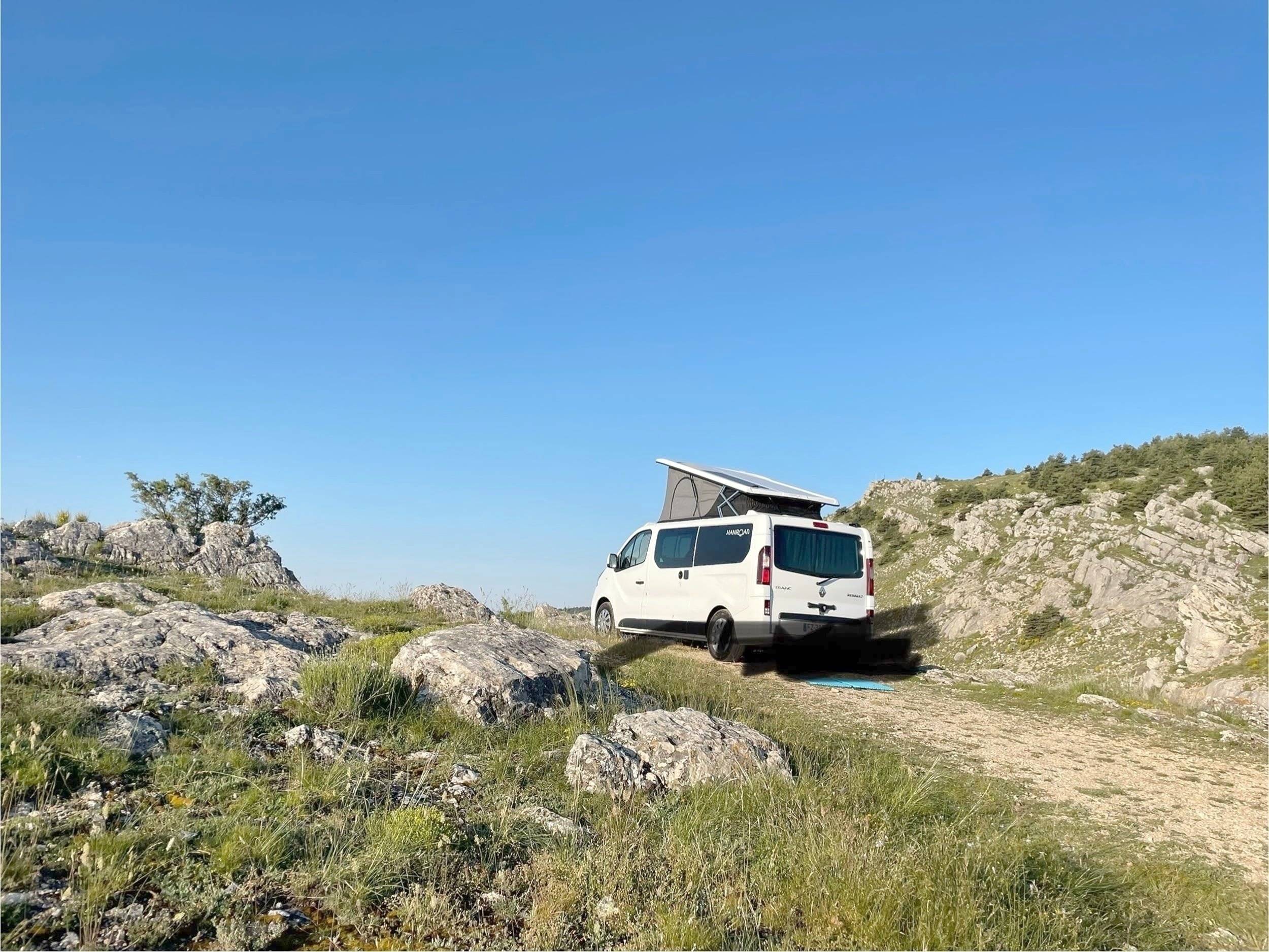 Rear view Renault Trafic 2.0L dCi 170 - Yescapa