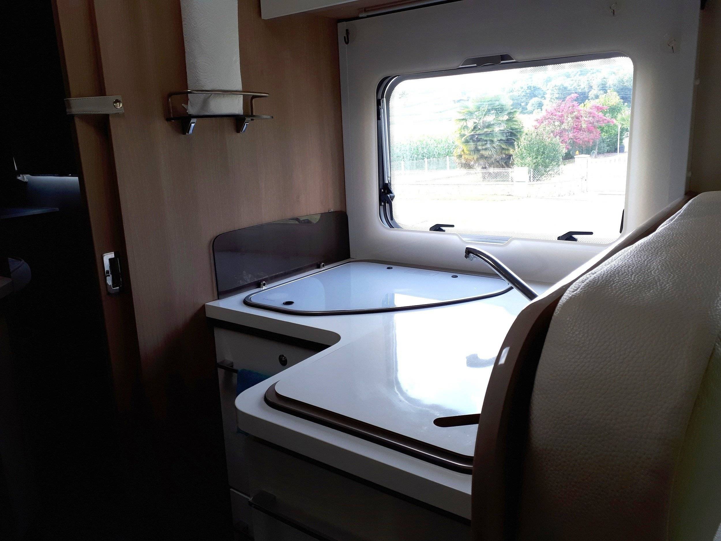 Dining Area Fiat 2,3 l 130 ch - Yescapa