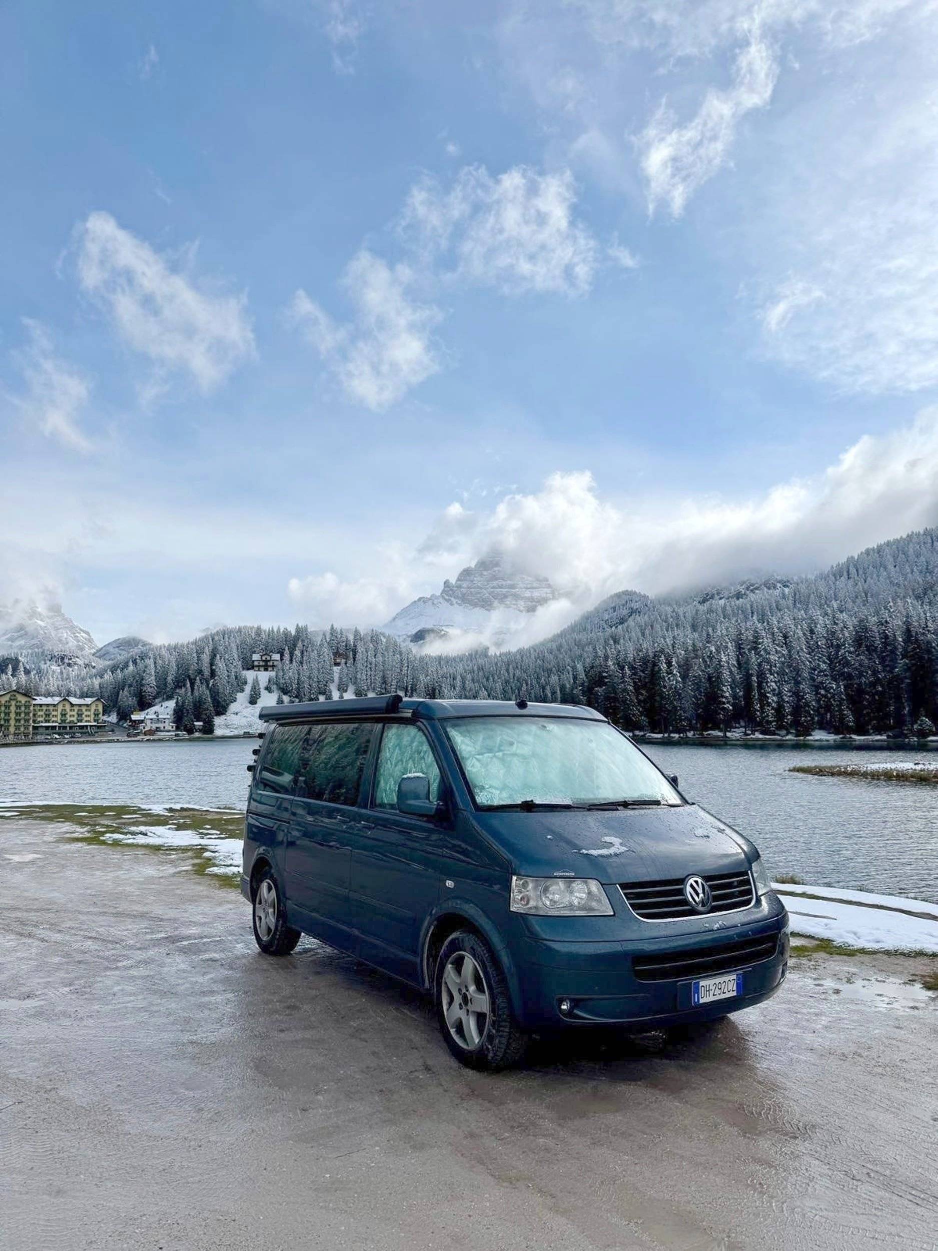 Vue avant de 3/4 Volkswagen VOLKSWAGEN CALIFORNIA - Yescapa