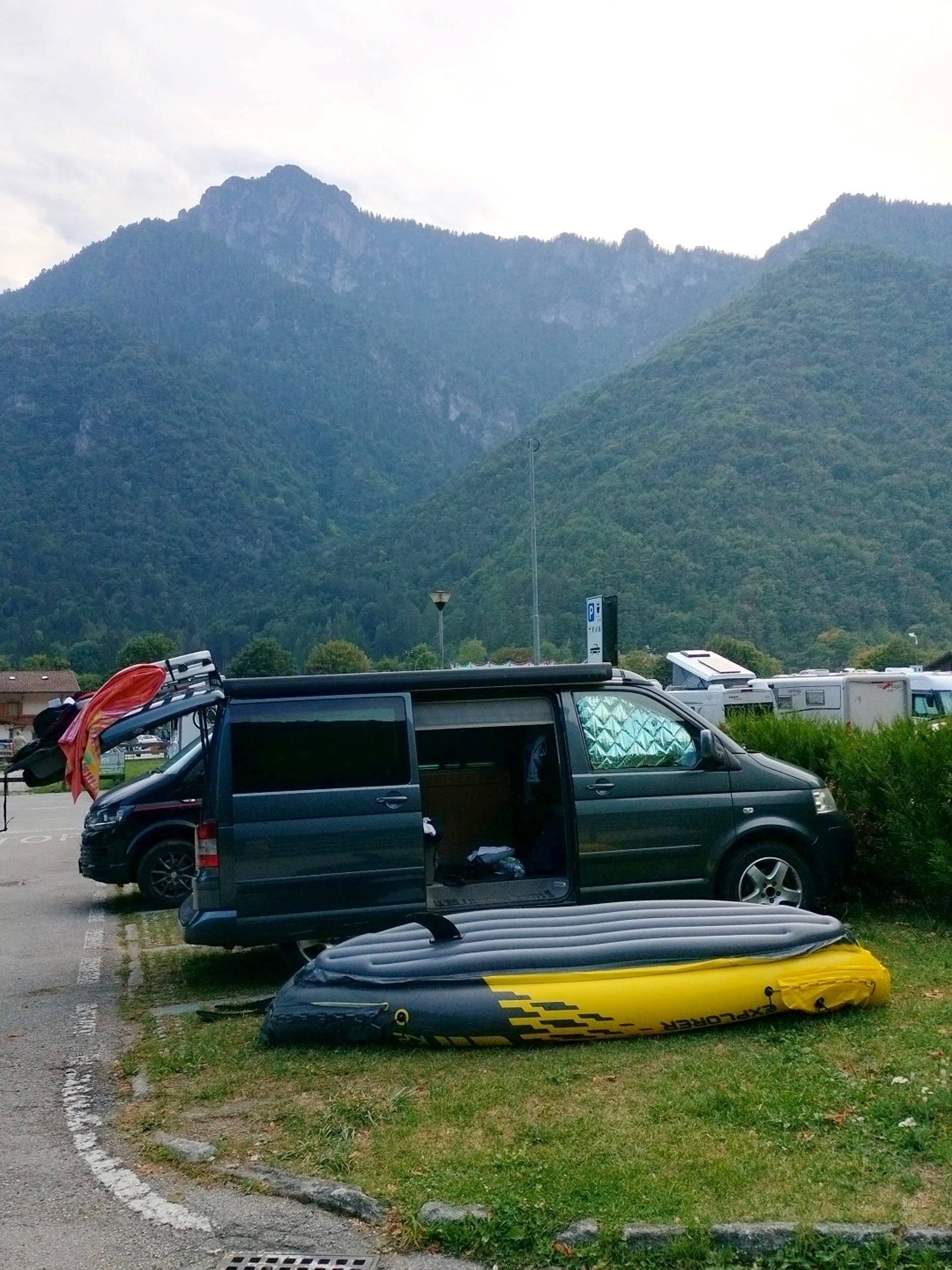 schräge Vorderansicht Volkswagen VOLKSWAGEN CALIFORNIA - Yescapa