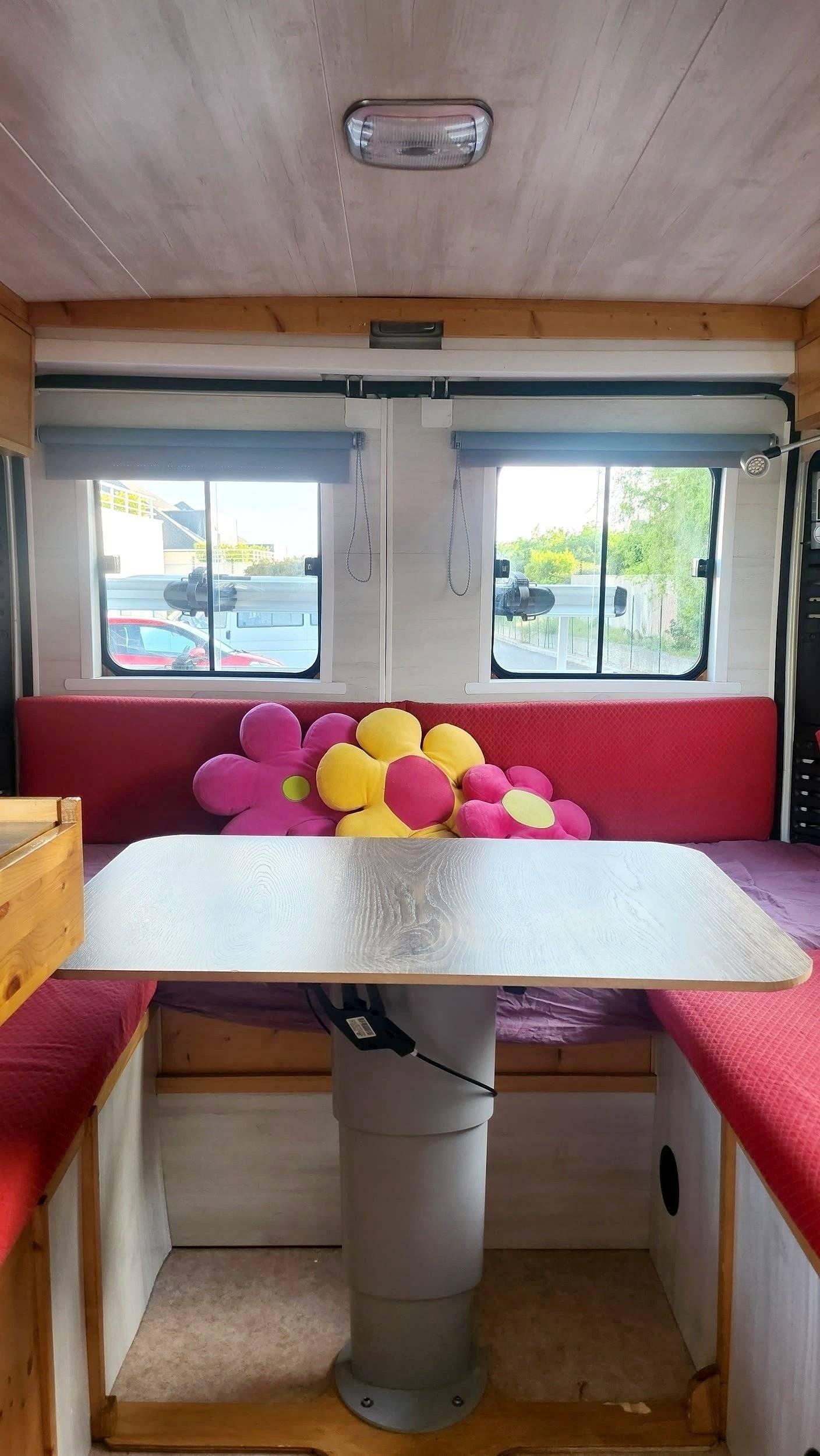 Dining Area Fiat Ducato 2.0 115 ch Multijet II - Yescapa
