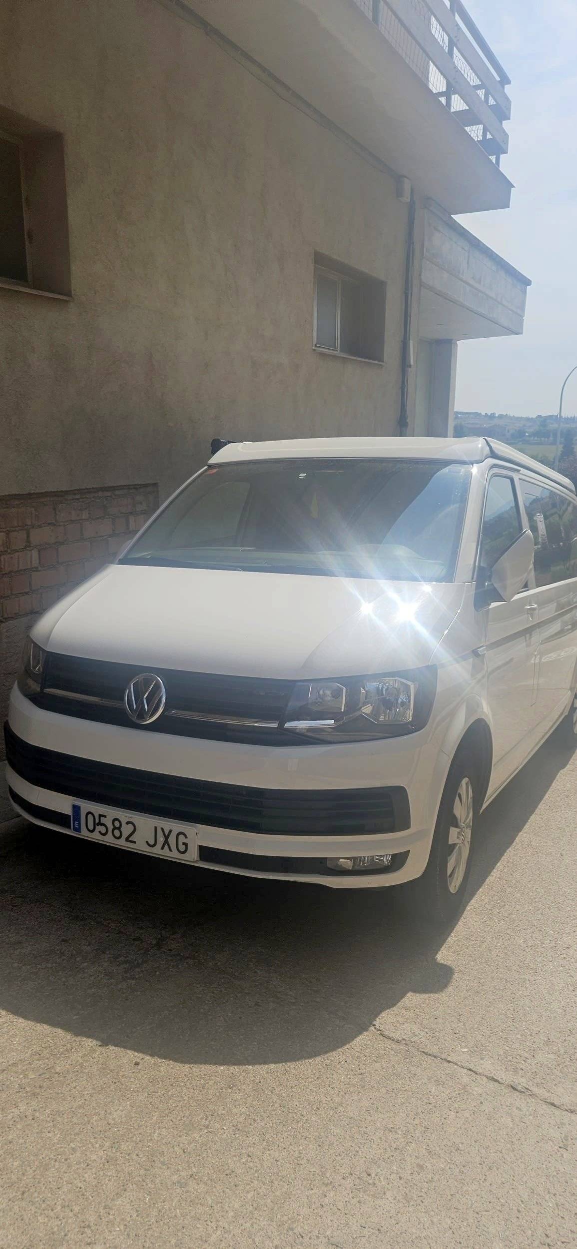 Vue avant de 3/4 Volkswagen Volkswagen T5 CARAVELLE - Yescapa
