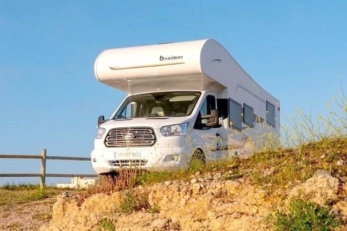 schräge Vorderansicht Ford FORD Transit 2,0 170 ch - Euro 6 - Yescapa