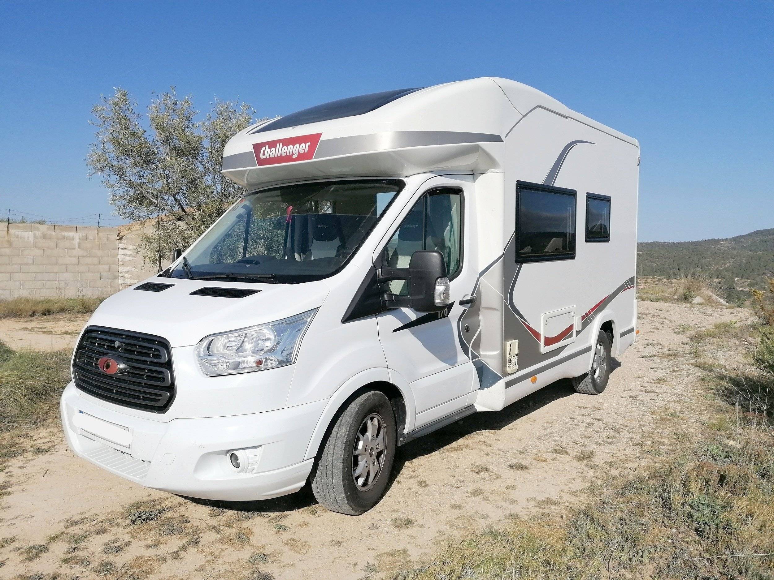 Front view from 3/4 Ford - Yescapa