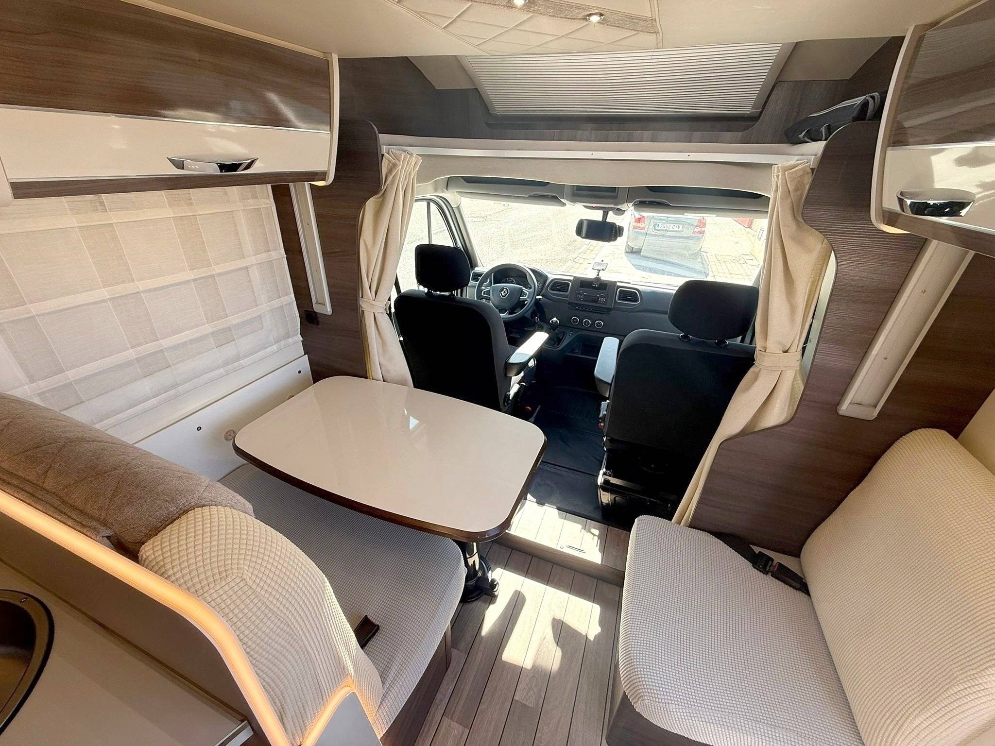 Área de jantar Renault Master 2,3 l 165 ch - Yescapa