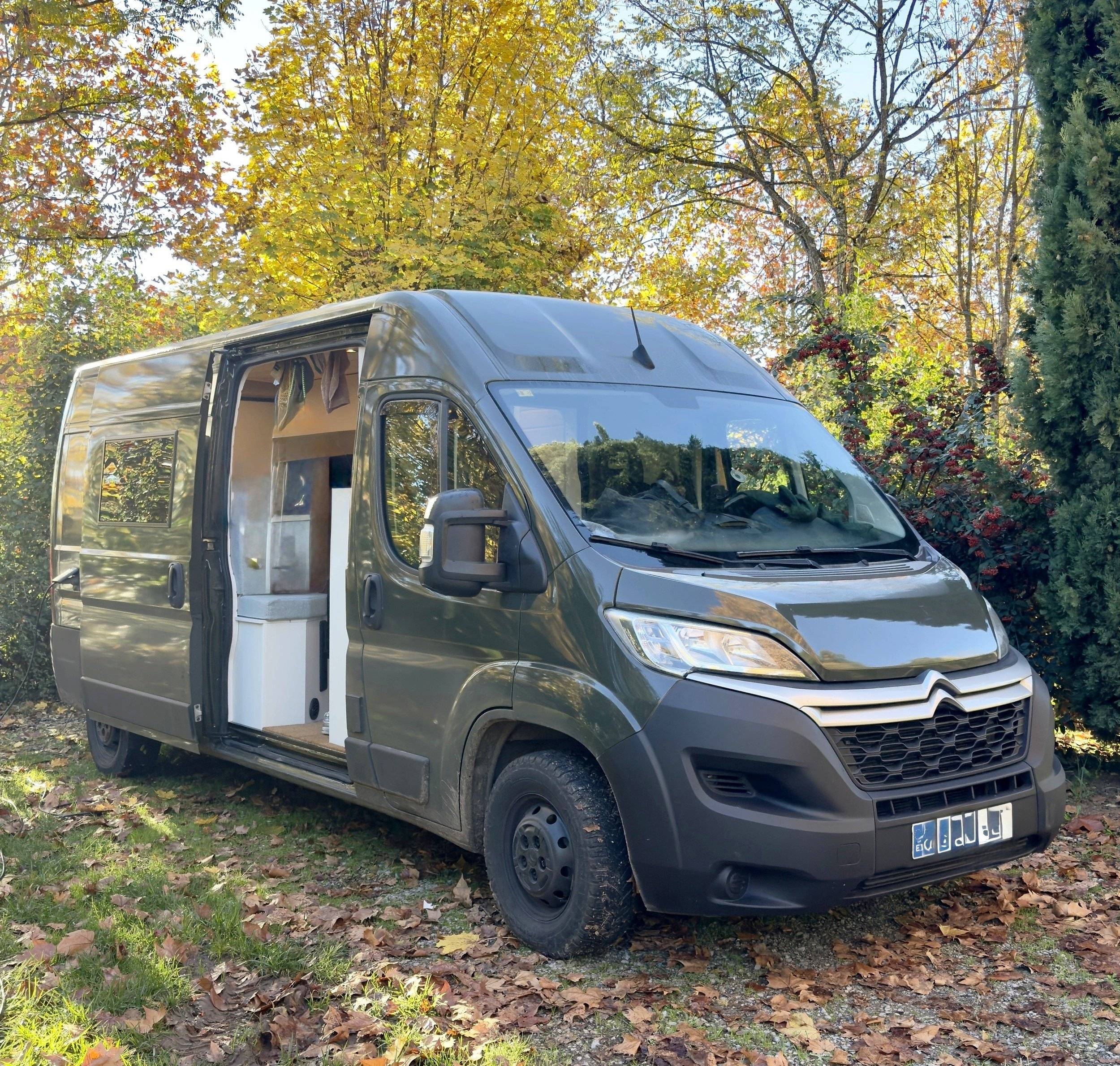 Vue avant de 3/4 Citroën Jumper 2,2 BlueHDI 140CV - Yescapa